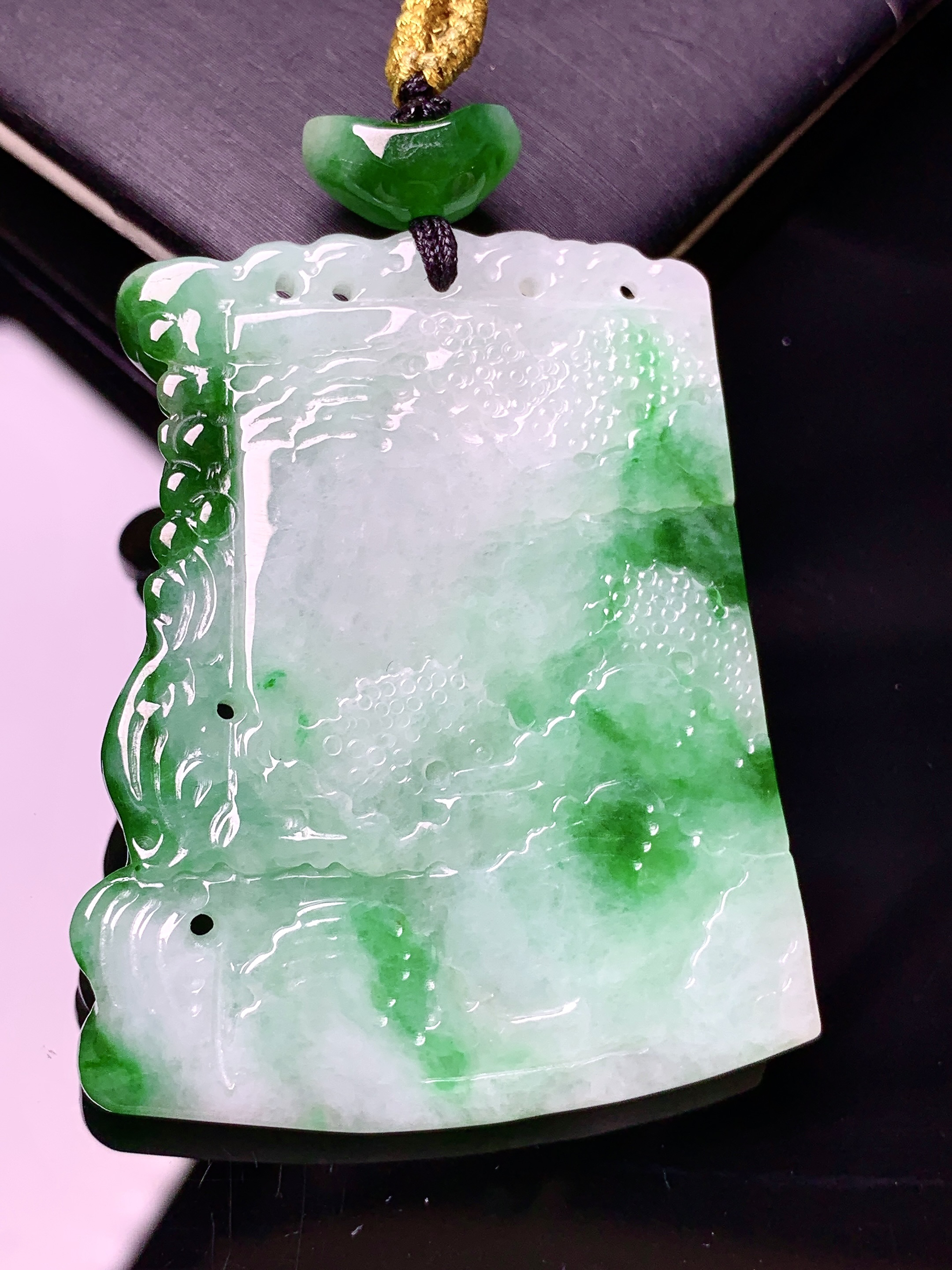 飘绿山水牌子吊坠 玉质细腻 色泽艳丽清新 水润亮眼 整体尺寸47.7*38*6.2e1