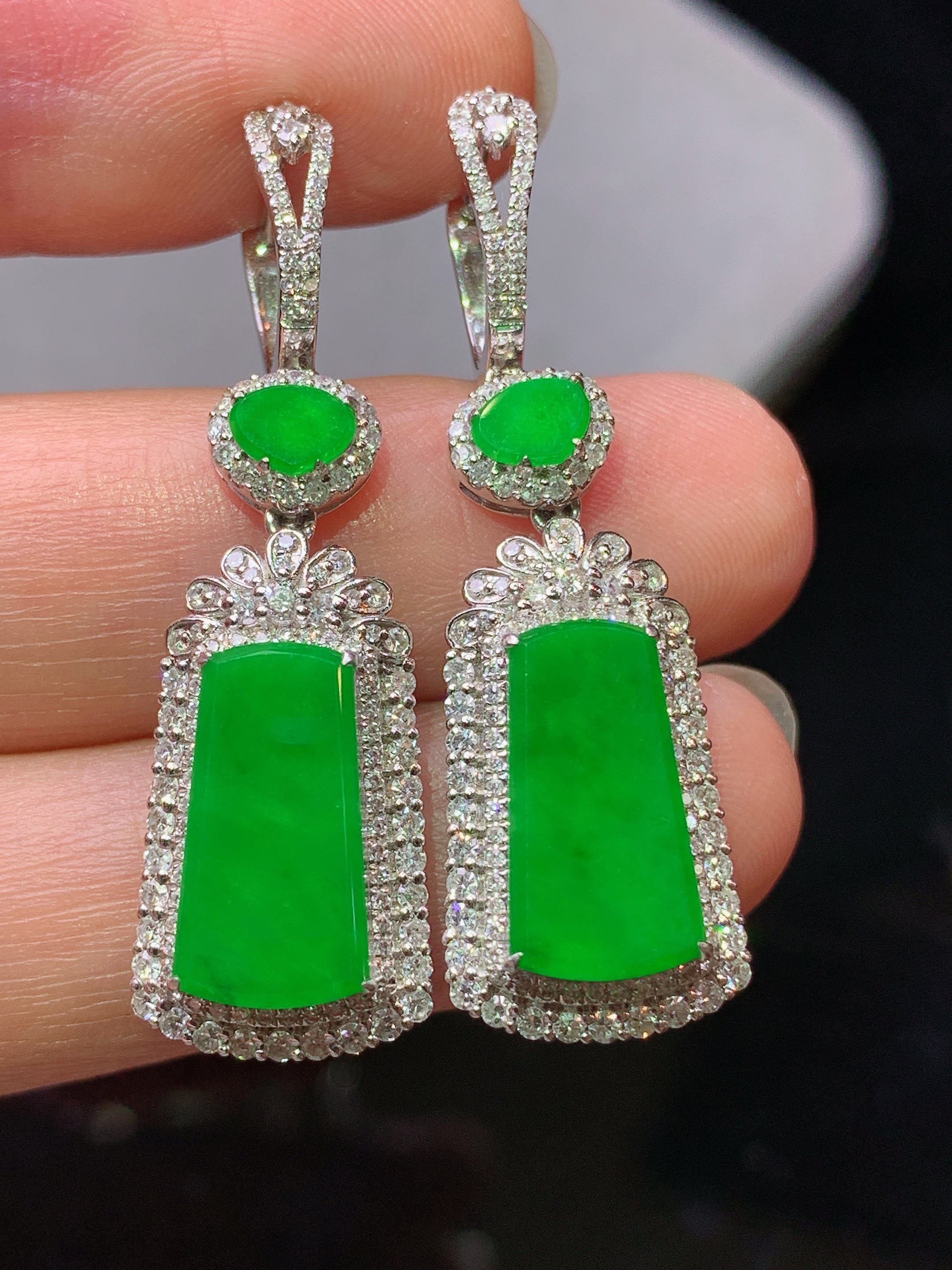 18k金钻镶嵌满绿无事牌耳坠 玉质细腻 色泽艳丽清新 水润亮眼 整体尺寸38*11.5*6.5h1