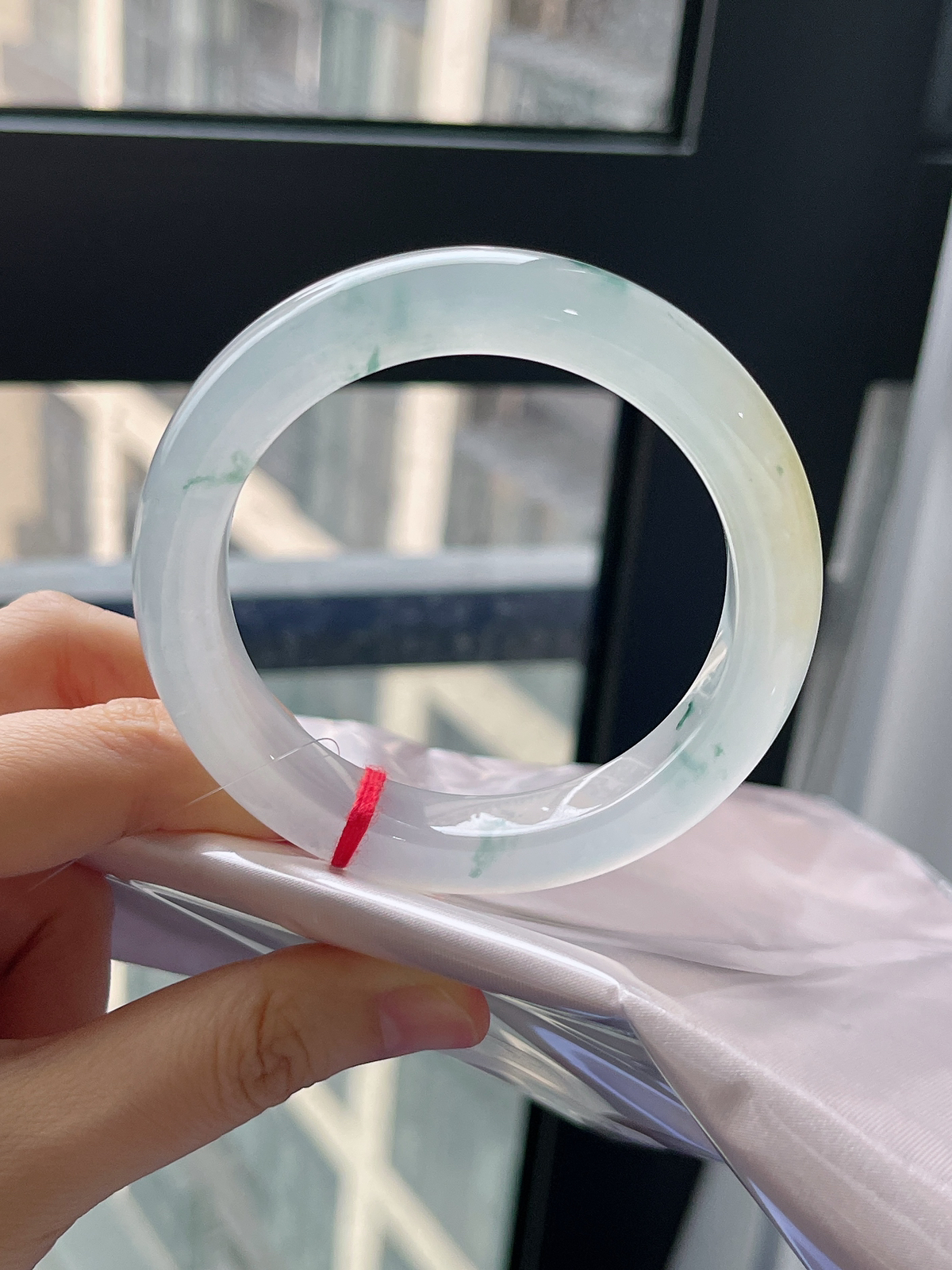 正圈55.2圈口，翡翠冰种白色飘一抹黄翡手镯