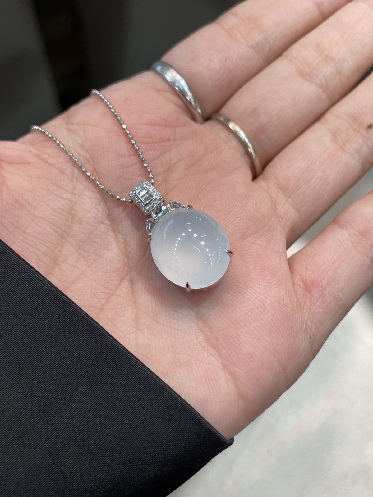 冰种 起胶 茅台白 蛋面吊坠

18k金镶嵌..