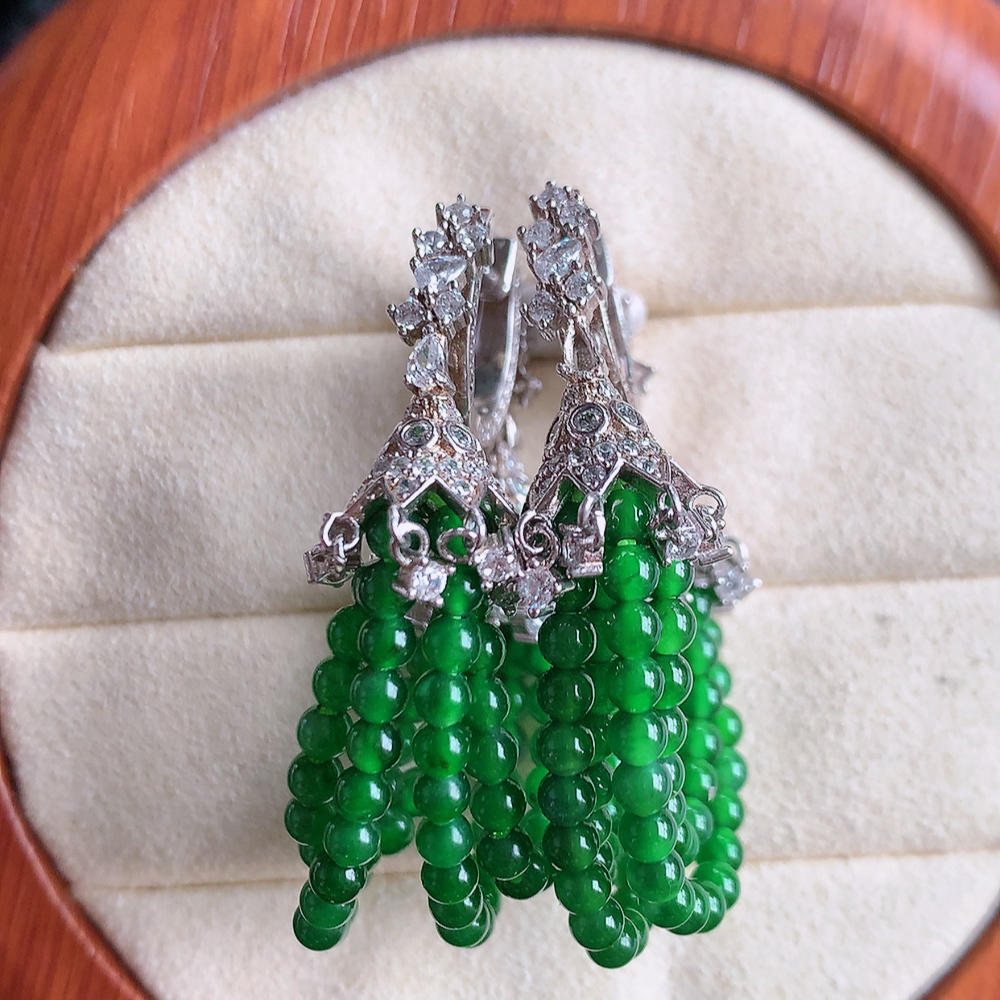 冰满绿翡翠925银镶嵌耳坠，自然光实拍，翠色灵动，颜色漂亮，种老水足，品相佳，佩戴佳品！W481.13 取一整体尺寸：41.5-30-12mm  裸石尺寸：3mm