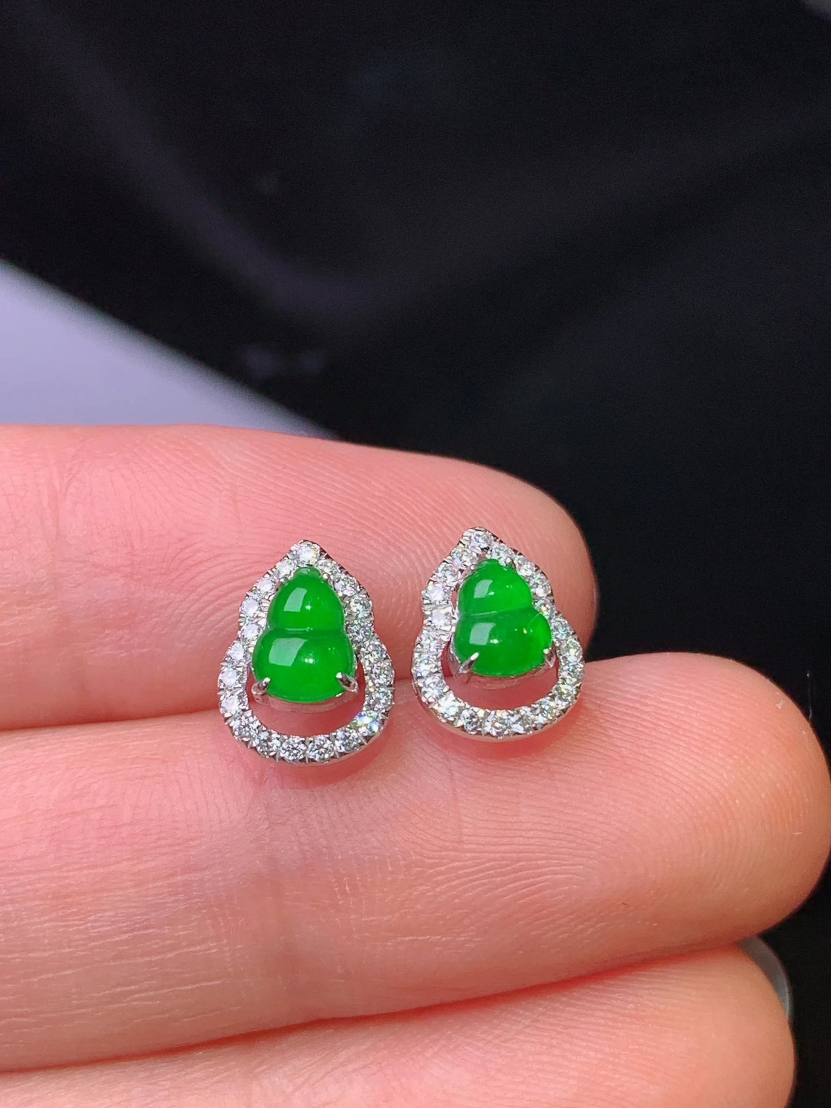 18k金钻镶嵌满绿葫芦耳钉 玉质细腻 色泽清新艳丽 整体尺寸9.6*7.2*3.5
