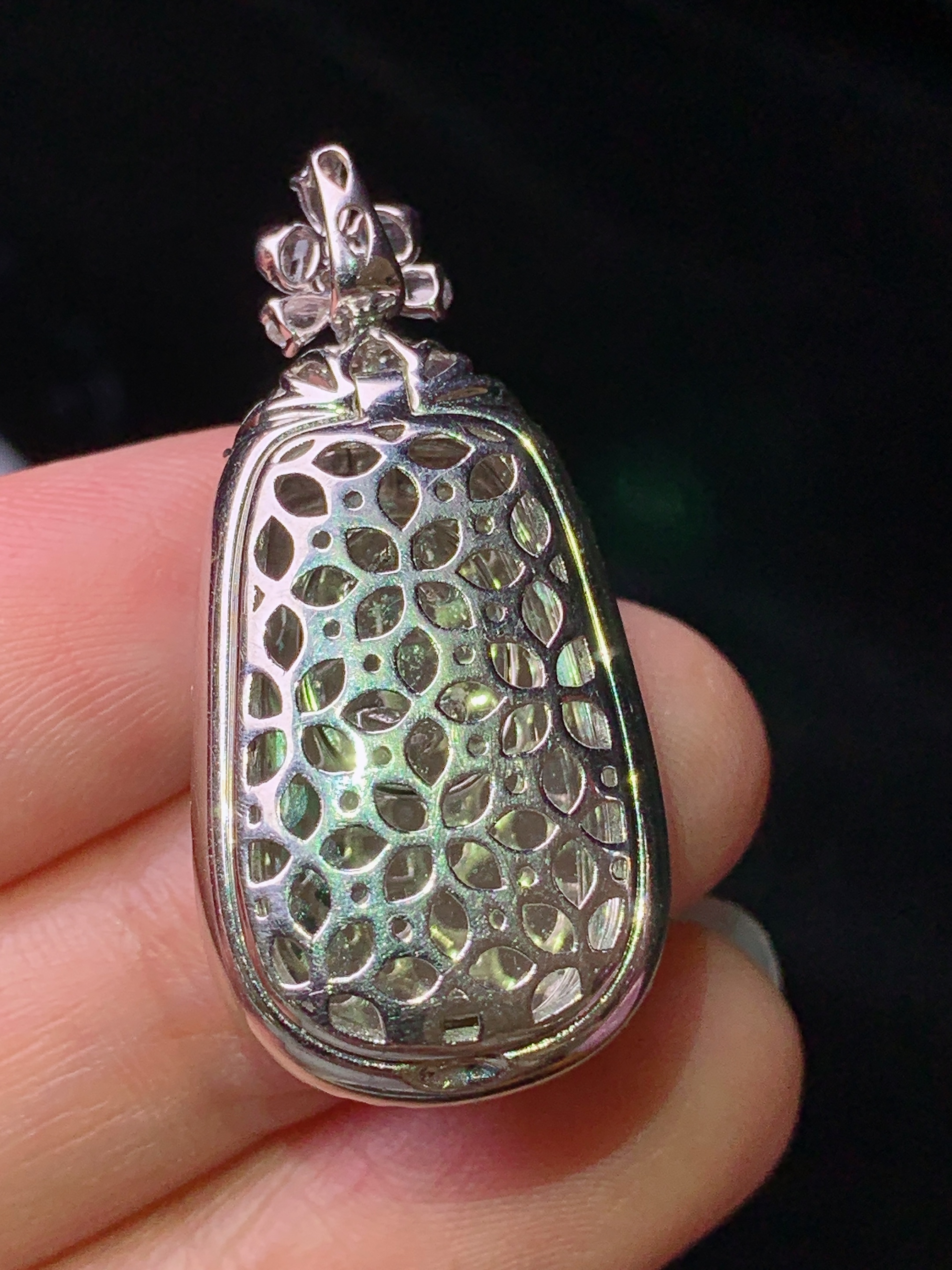 18k金钻镶嵌冰阳绿如意吊坠 玉质细腻 色泽艳丽清新 水润亮眼 整体尺寸34.5*16.3*8.6s1