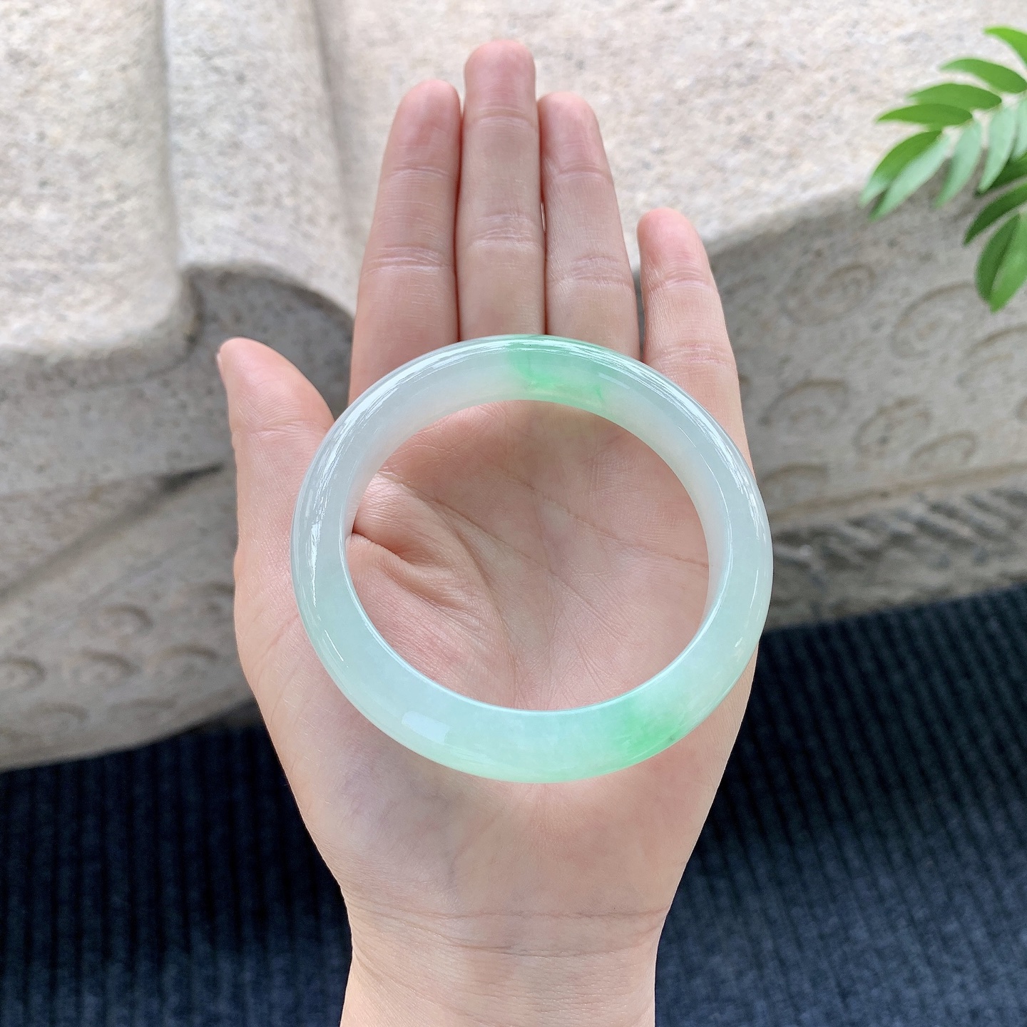 正圈54 55【圈口】55.5/12.1/8.2【编码】BA032014【描述】冰飘绿花，清透，水润，种老，细腻，打灯有絮线