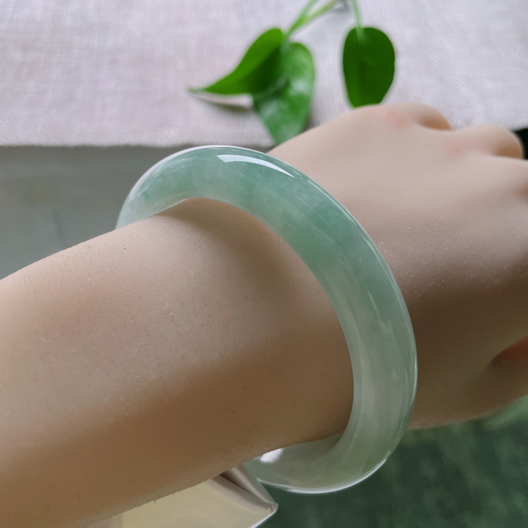 57/12.1/8.3，绿底正圈，双色丝线如烟如雾，在腕间缠绕、渐变、交融，无裂，ss50498a