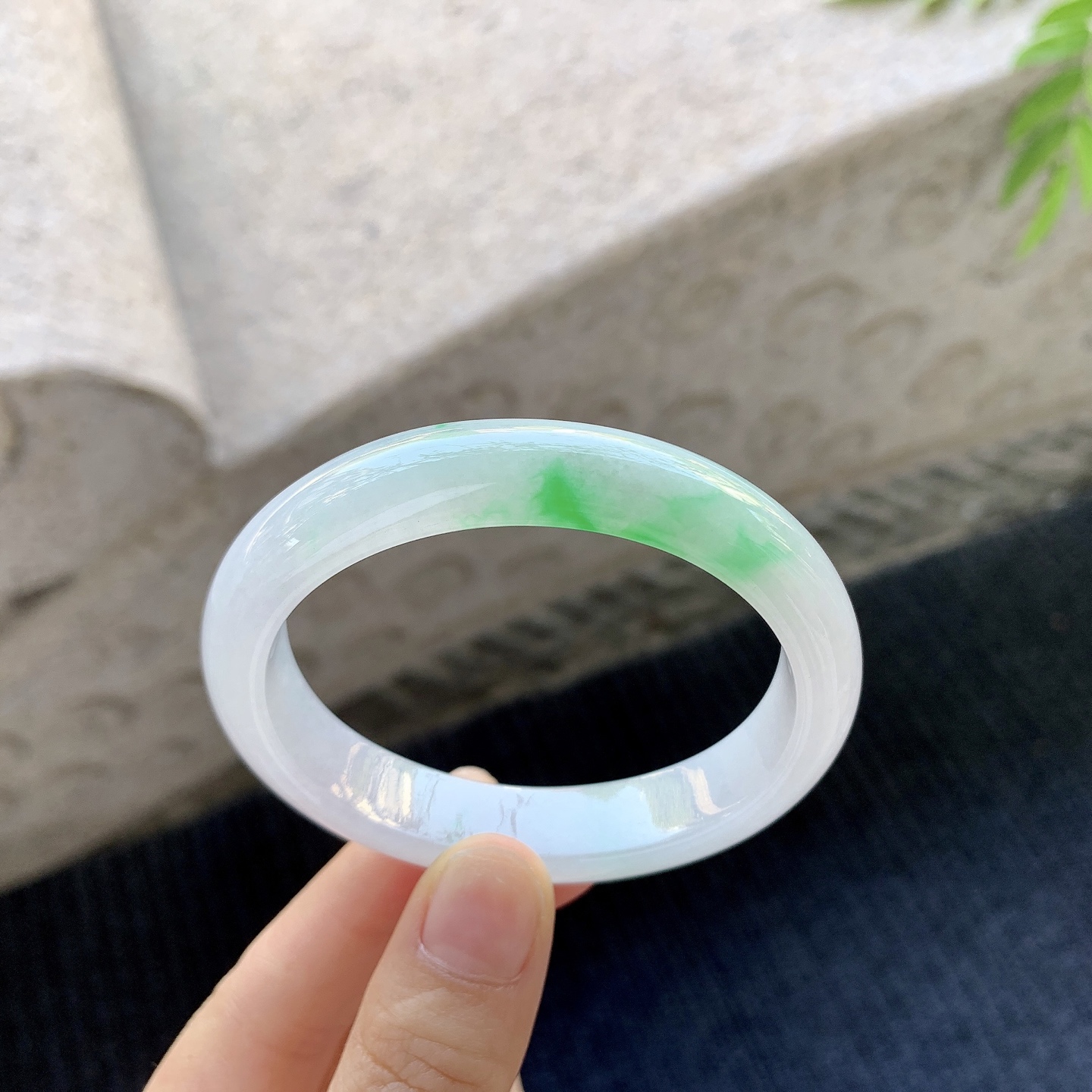 贵妃53 54【圈口】54.3/46.4/12/7.6【编码】C5031366【描述】糯冰飘阳绿，水润，种老，细腻，无裂