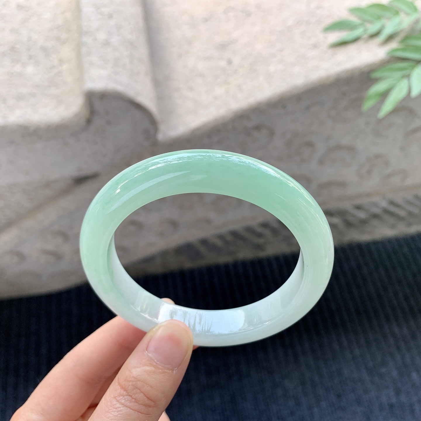 正圈58 59【圈口】59/11.9/9.2【编码】GL121335【描述】冰糯飘绿，水润，种老，细腻，打灯有棉线