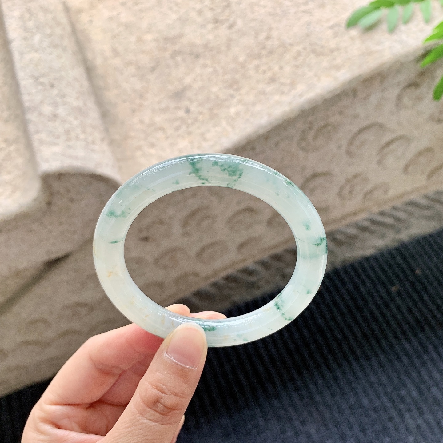 圆条53 54【圈口】54.7/9.3/9.2【编码】A1041516【描述】糯冰飘花，水润，种老，细腻，打灯有棉线