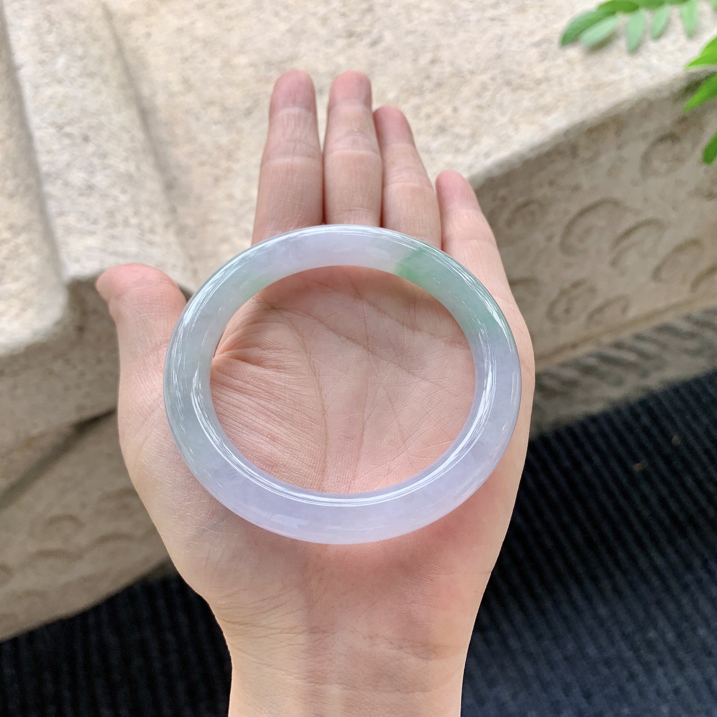 圆条54 55【圈口】55/9.1/9.3【编码】A2041509【描述】糯冰春彩，水润，种老，细腻，有纹线