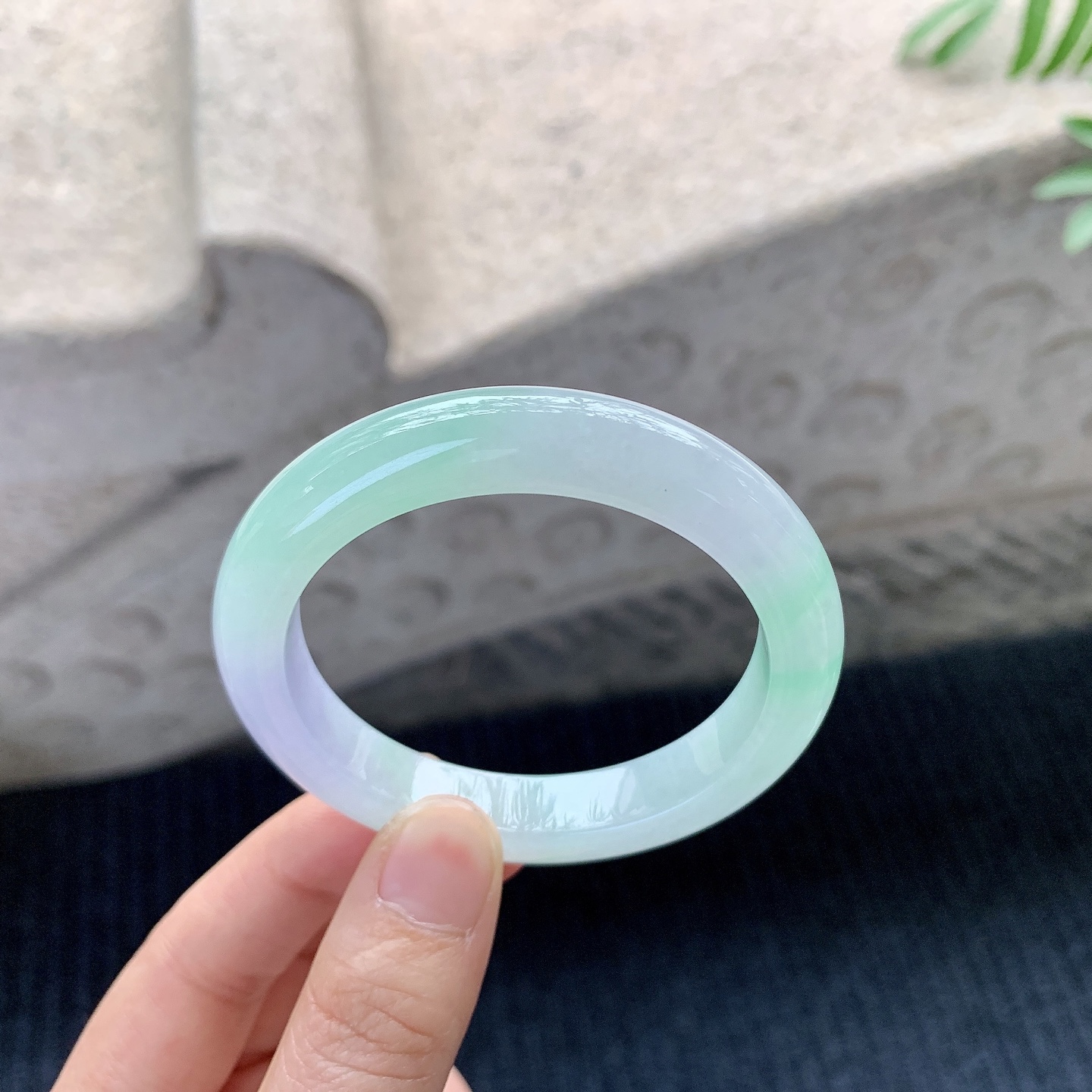 正圈50 51【圈口】51/9.8/8.2【编码】H1121419【描述】冰糯春彩，水润，种老，细腻，打灯有絮线