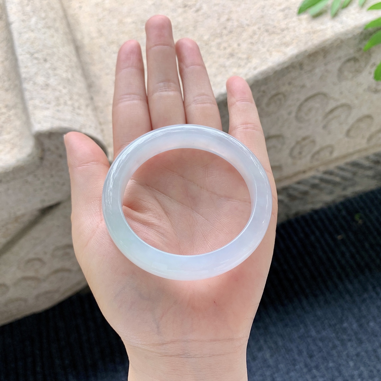 正圈51 52【圈口】52.6/11.5/7.8【编码】A2041502【描述】糯冰底色，水润，种老，细腻，打灯有纹线