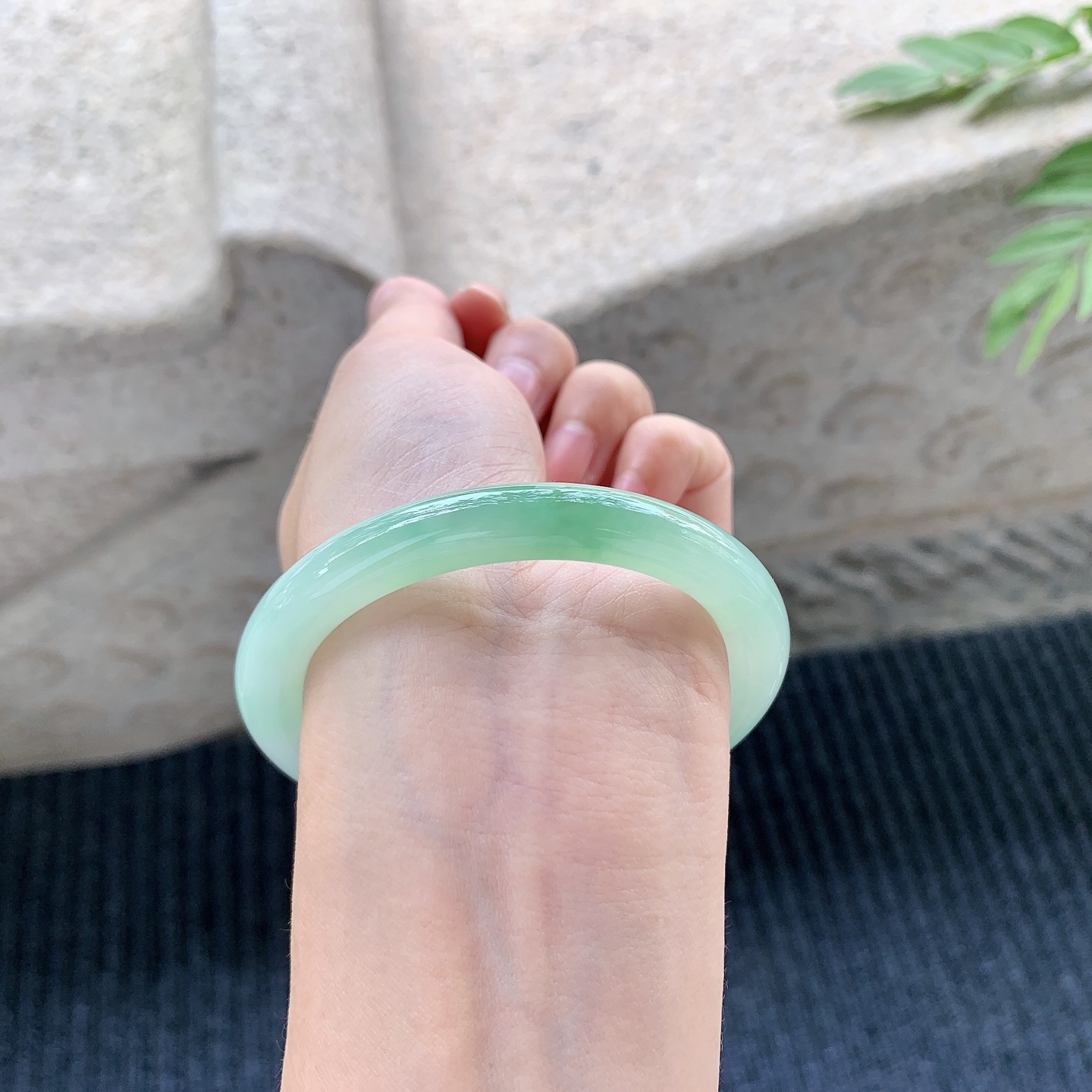 圆条54 55【圈口】54.3/7.9/8.7【编码】GL121336【描述】糯冰飘绿，水润，种老，细腻，打灯有棉线