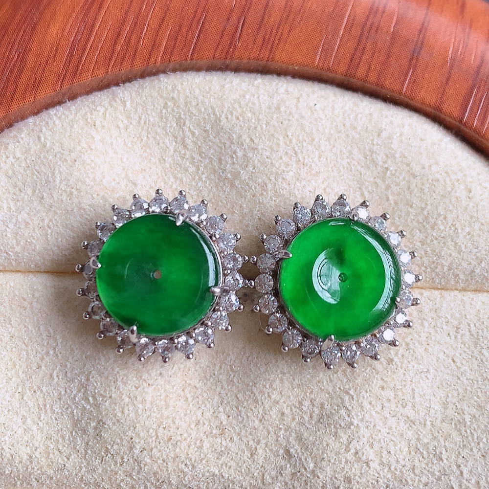 冰满绿翡翠925银镶嵌耳坠，自然光实拍，翠色灵动，颜色漂亮，种老水足，品相佳，佩戴佳品！W481.1