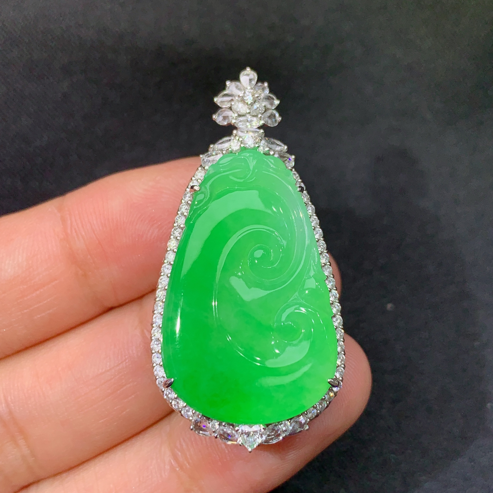 冰阳绿如意吊坠，18k金镶嵌，冰润色阳，玉质细腻，种水足，L6 尺寸41.6*21.1*9