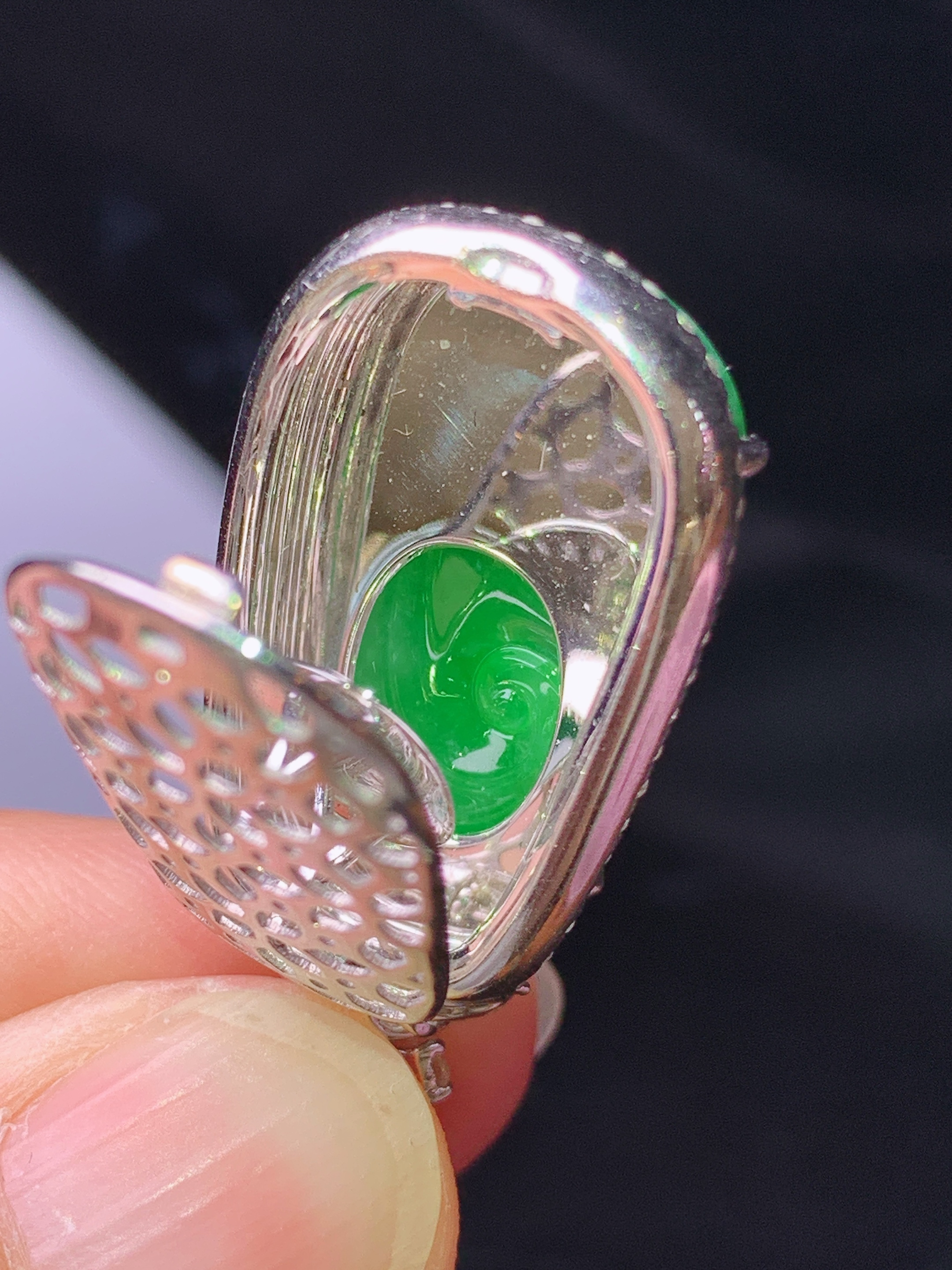 18k金钻镶嵌冰阳绿如意吊坠 玉质细腻 色泽艳丽清新 水润亮眼 整体尺寸34.5*16.3*8.6s1