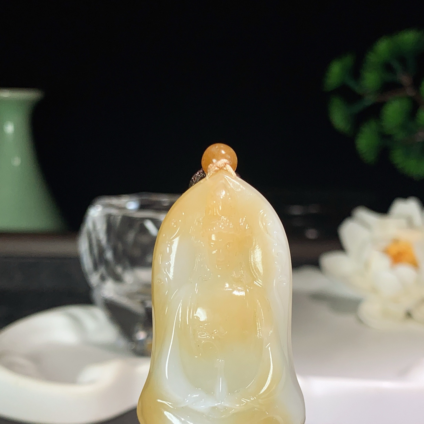 新疆和田玉白玉且末糖观音挂件 尺寸54/27/10重24克。玉质细腻油润。手推出油。佩戴高端典雅。lt260413