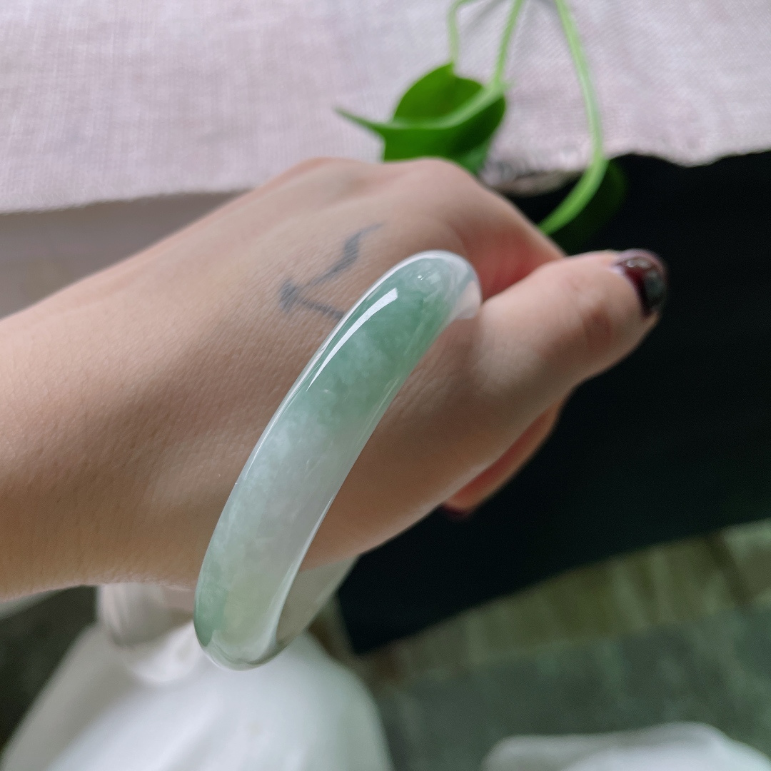 52.9（47.9）10.2/6.7，淡绿底贵妃，水头好，颜色深浅不一，韵味十足，皮纹，ss50355a