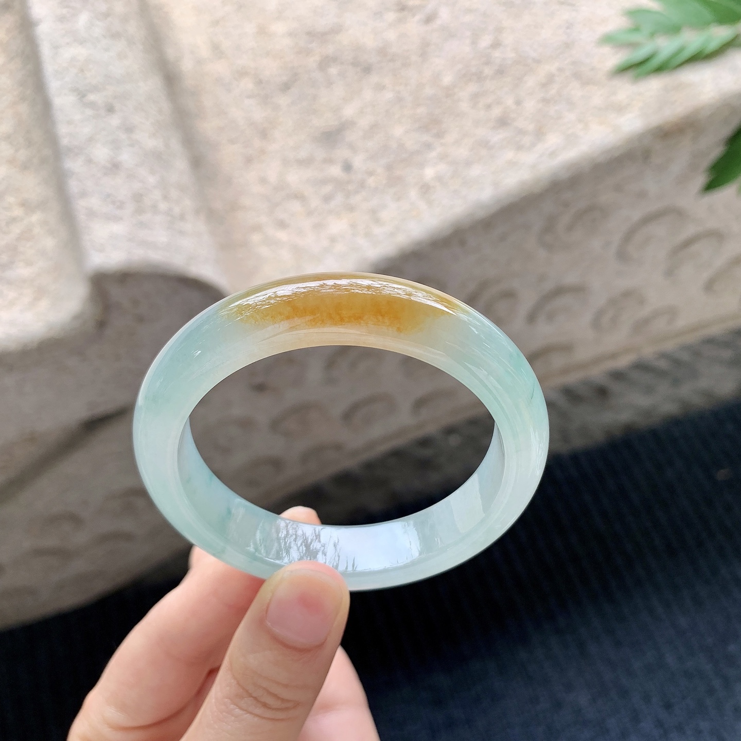 正圈52 53【圈口】53.5/12.4/8【编码】T6040919【描述】冰糯飘黄翡，水润，种老，细腻，无裂