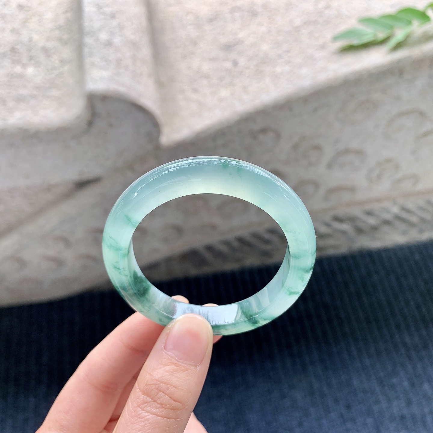 贵妃50 51 圈口51.3/45.4/9.5/7.4 糯冰飘绿花，水润，种老，细腻，打灯有纹线GL121337