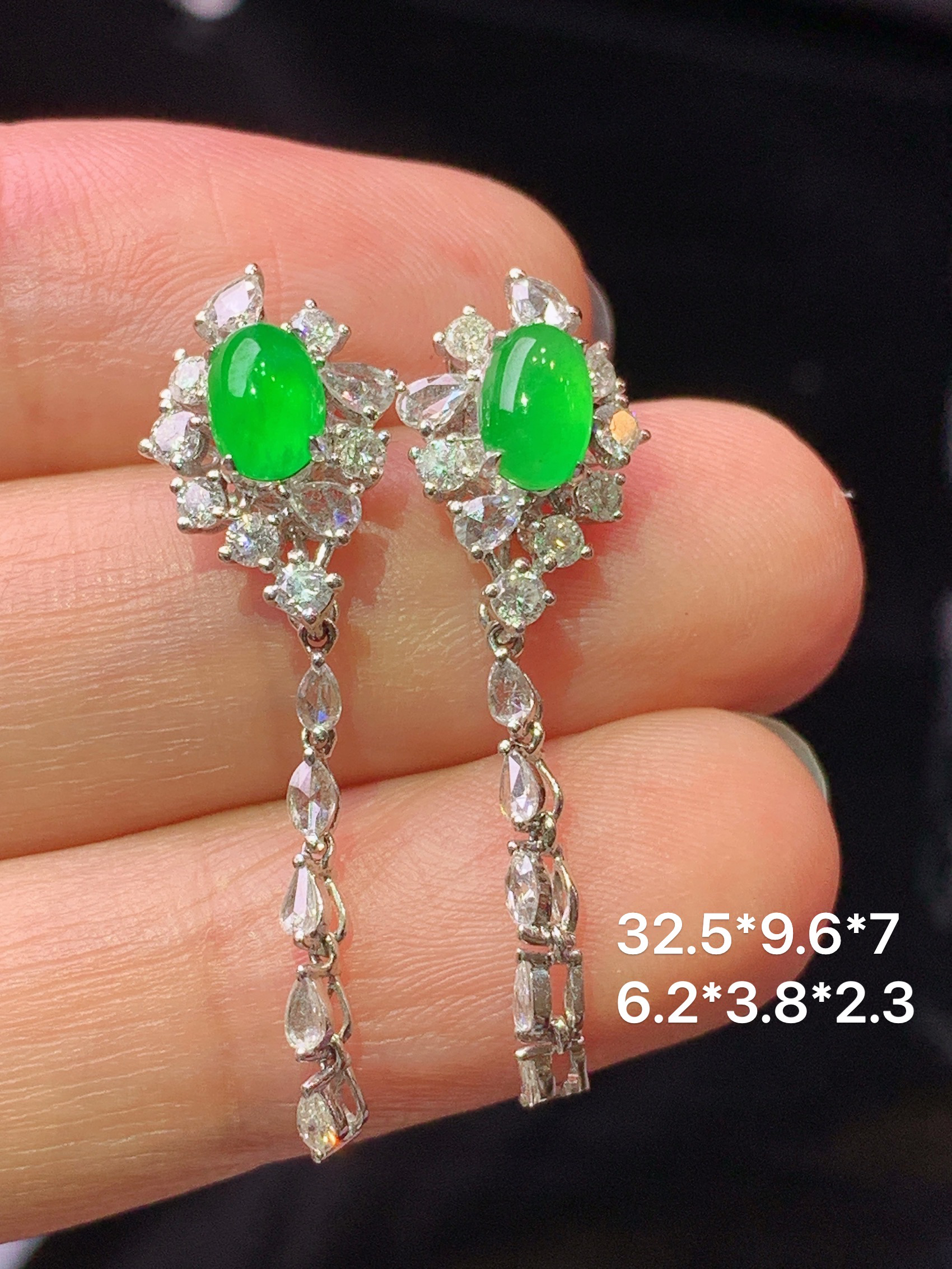 18k金钻镶嵌满绿蛋面耳坠  玉质细腻 水润亮眼 色泽艳丽 整体尺寸32.5*9.6*7z1