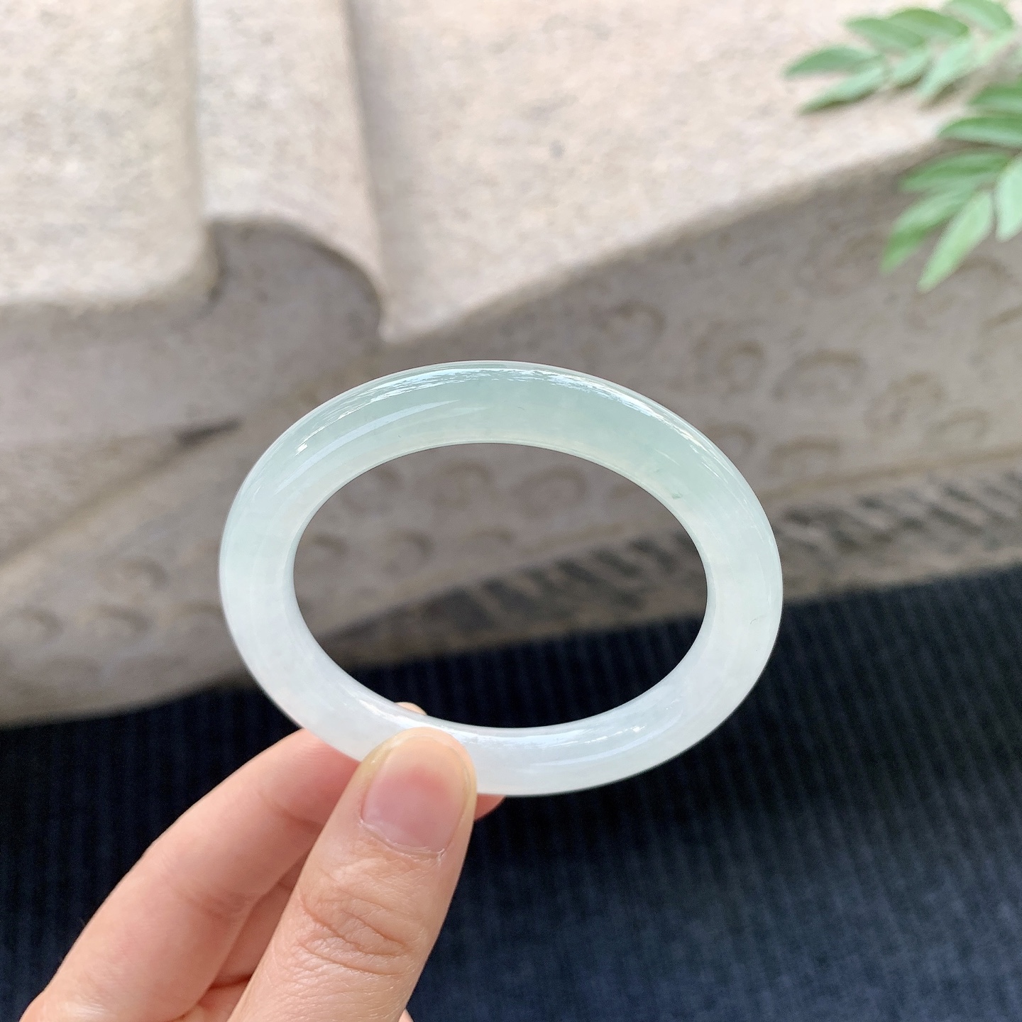 圆条49 50【圈口】50.4/8.5/8.5【编码】GF121302【描述】糯冰底色，水润，种老，细腻，打灯有棉线