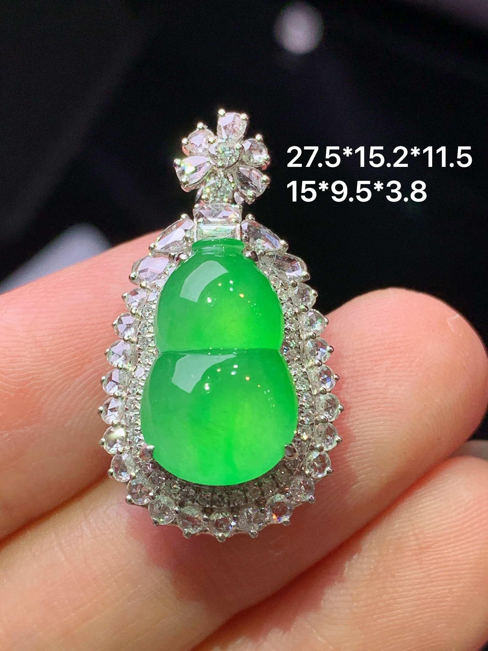 18k金钻镶嵌冰阳绿葫芦吊坠 玉质细腻 水润亮眼 色泽艳丽 整体尺寸24.5*15.2*11.5z1