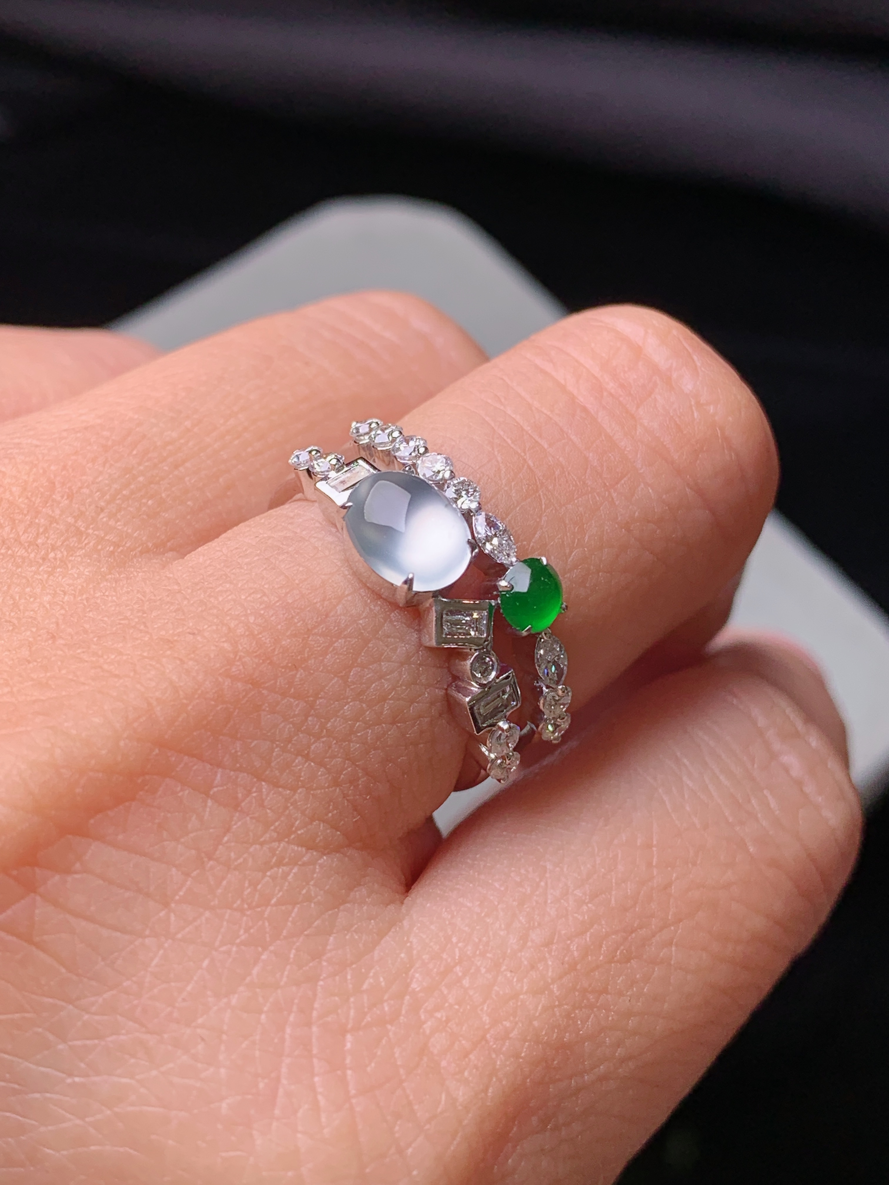 18k金钻镶嵌冰种蛋面戒指 玉质细腻 水润亮眼 色泽艳丽 圈口13.5 裸石尺寸7*5.5*3m5