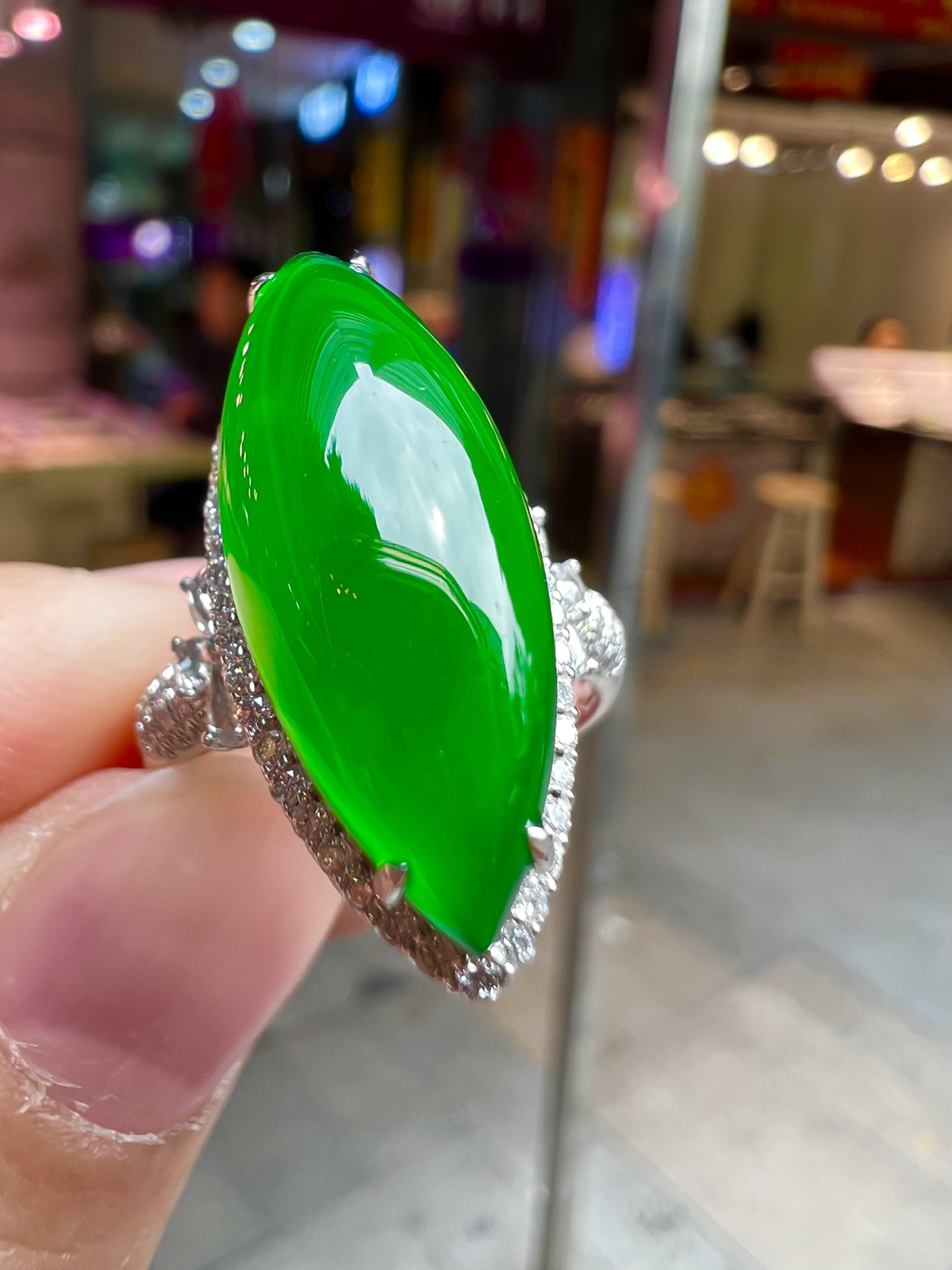 【满色戒指 色泽艳丽】
18K金奢华满钻  种好品质细腻