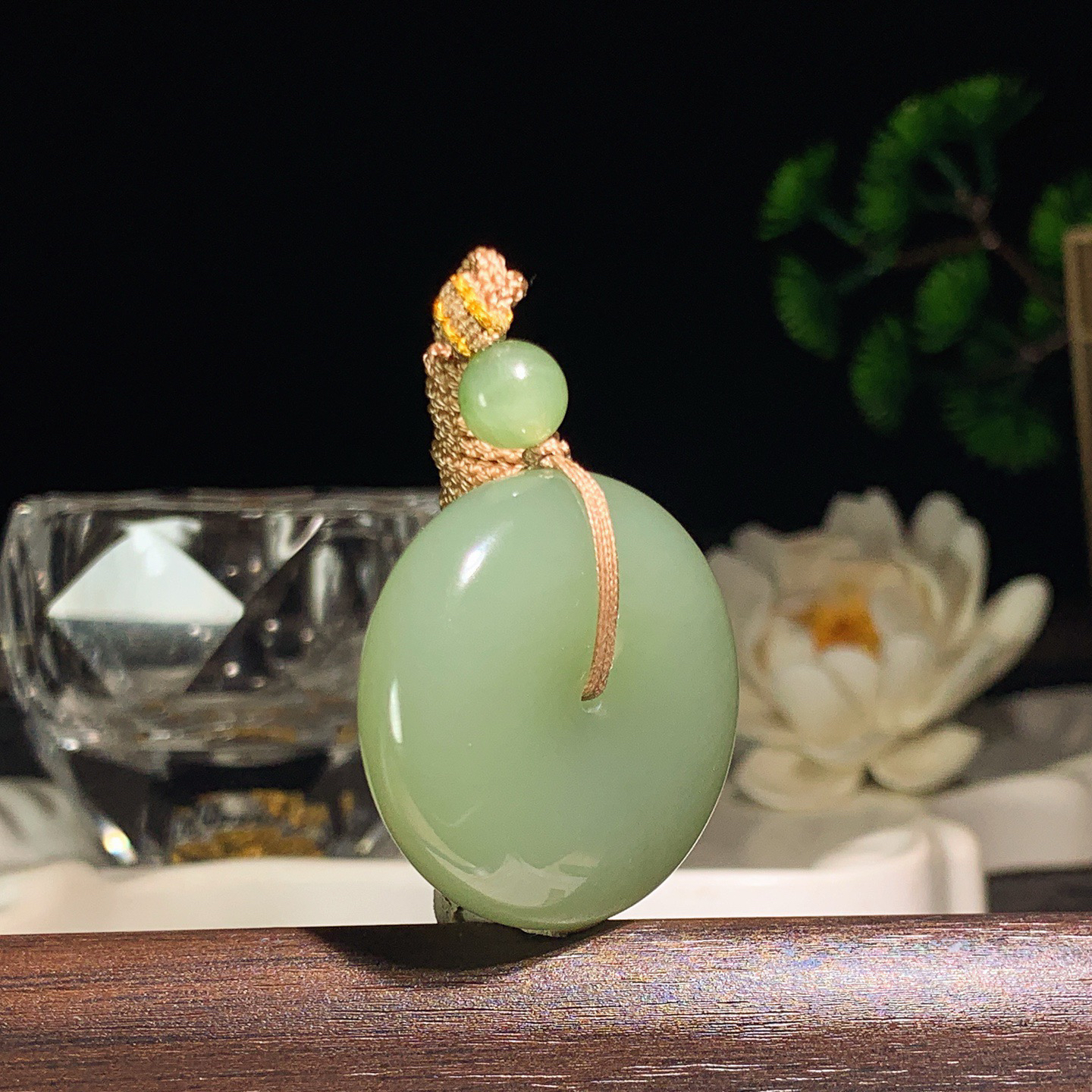 和田玉清水平安扣挂件。尺寸33/11重28.5克  手推出油。玉质细腻油润。品相大气206413