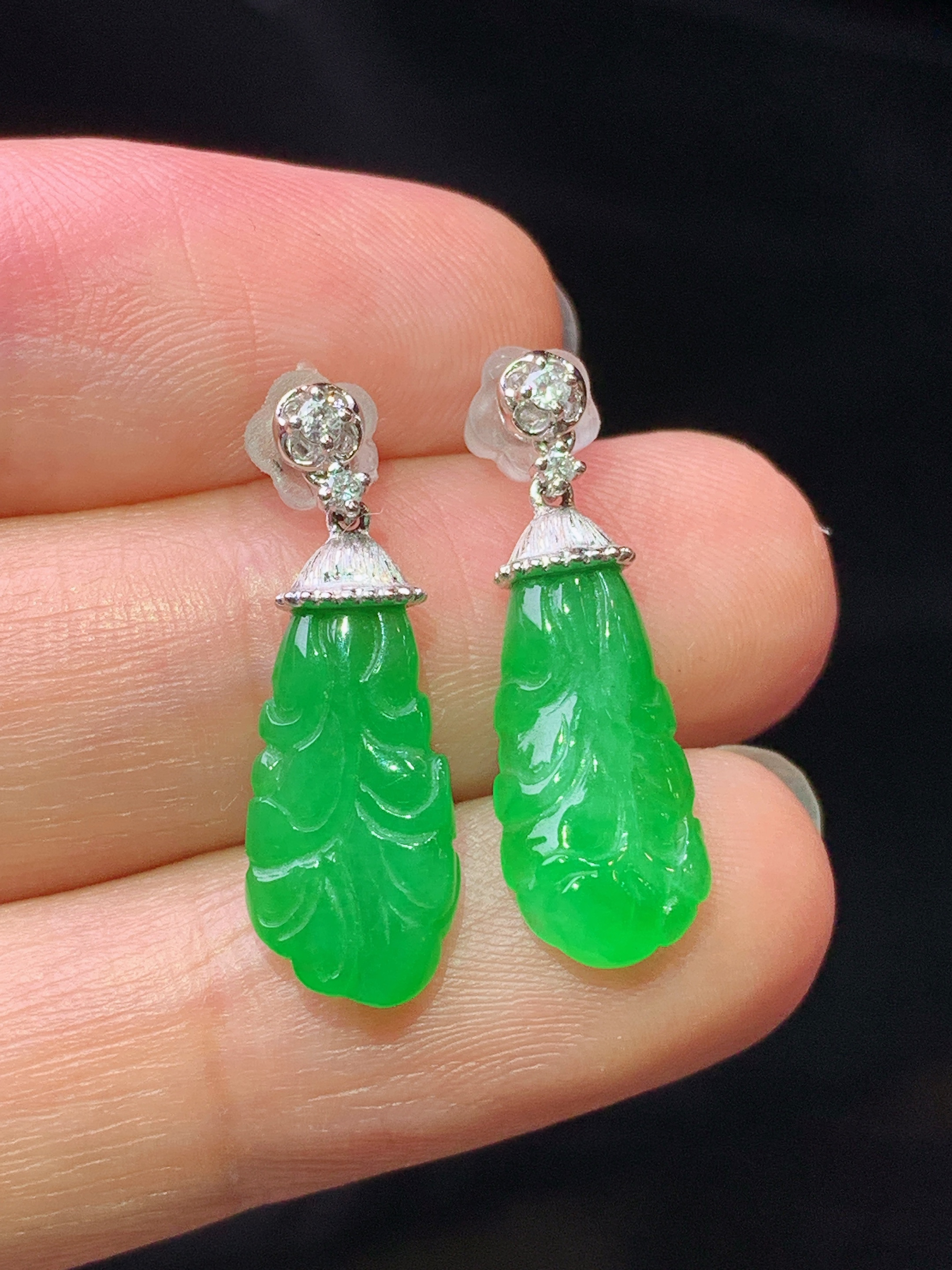 18k金钻镶嵌满绿白菜耳坠 玉质细腻 水润亮眼 色泽艳丽 整体尺寸22*7.5*2.8z1