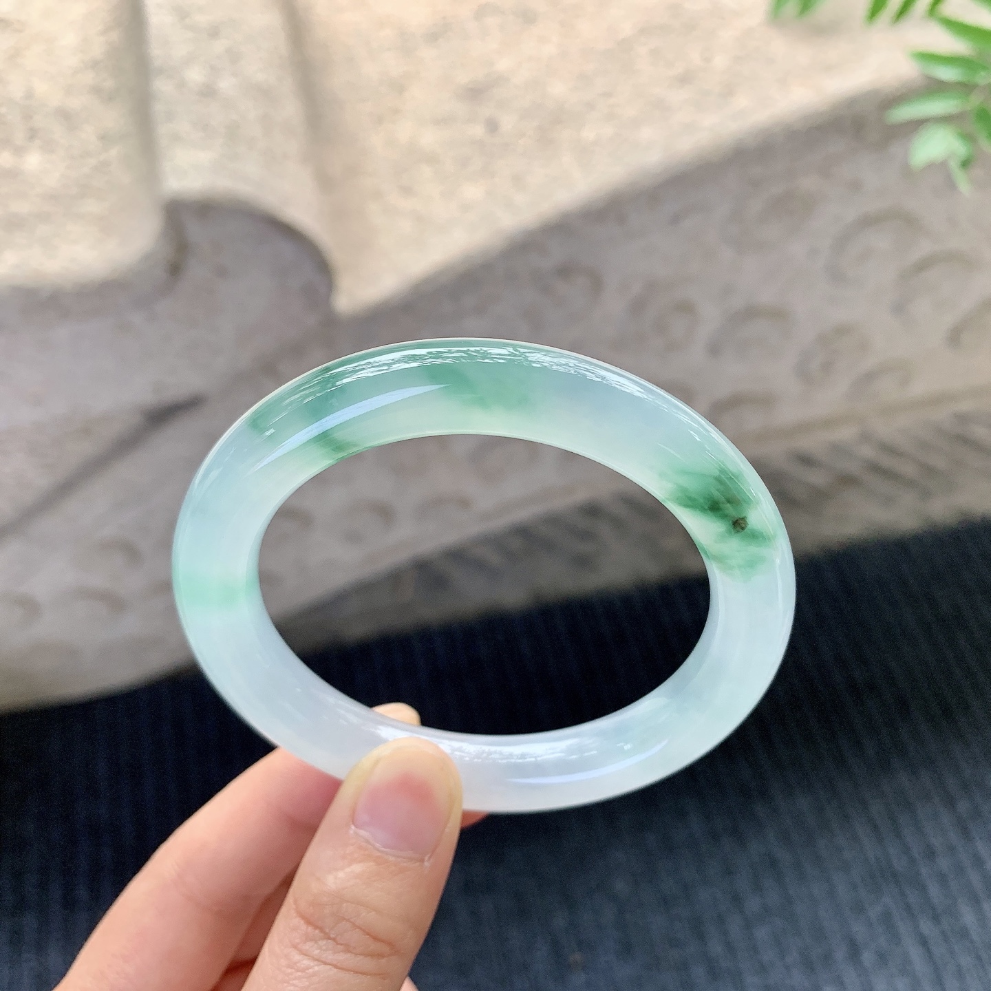 圆条55 56【圈口】56.9/10.3/9.9【编码】B2121416【描述】冰飘绿，清透，水润，种老，细腻，有纹线