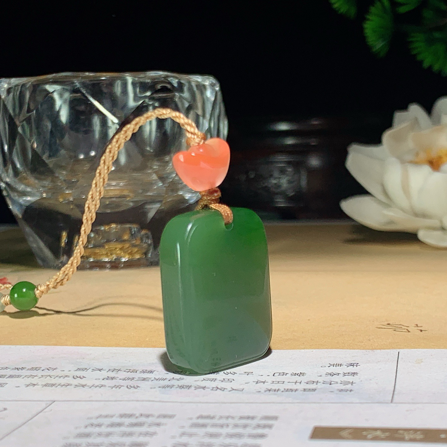 和田玉阳绿俄罗斯碧玉平安无事牌挂件。尺寸26/20/8重14克 玉质细腻油润 底色纯净 脂粉好，品质