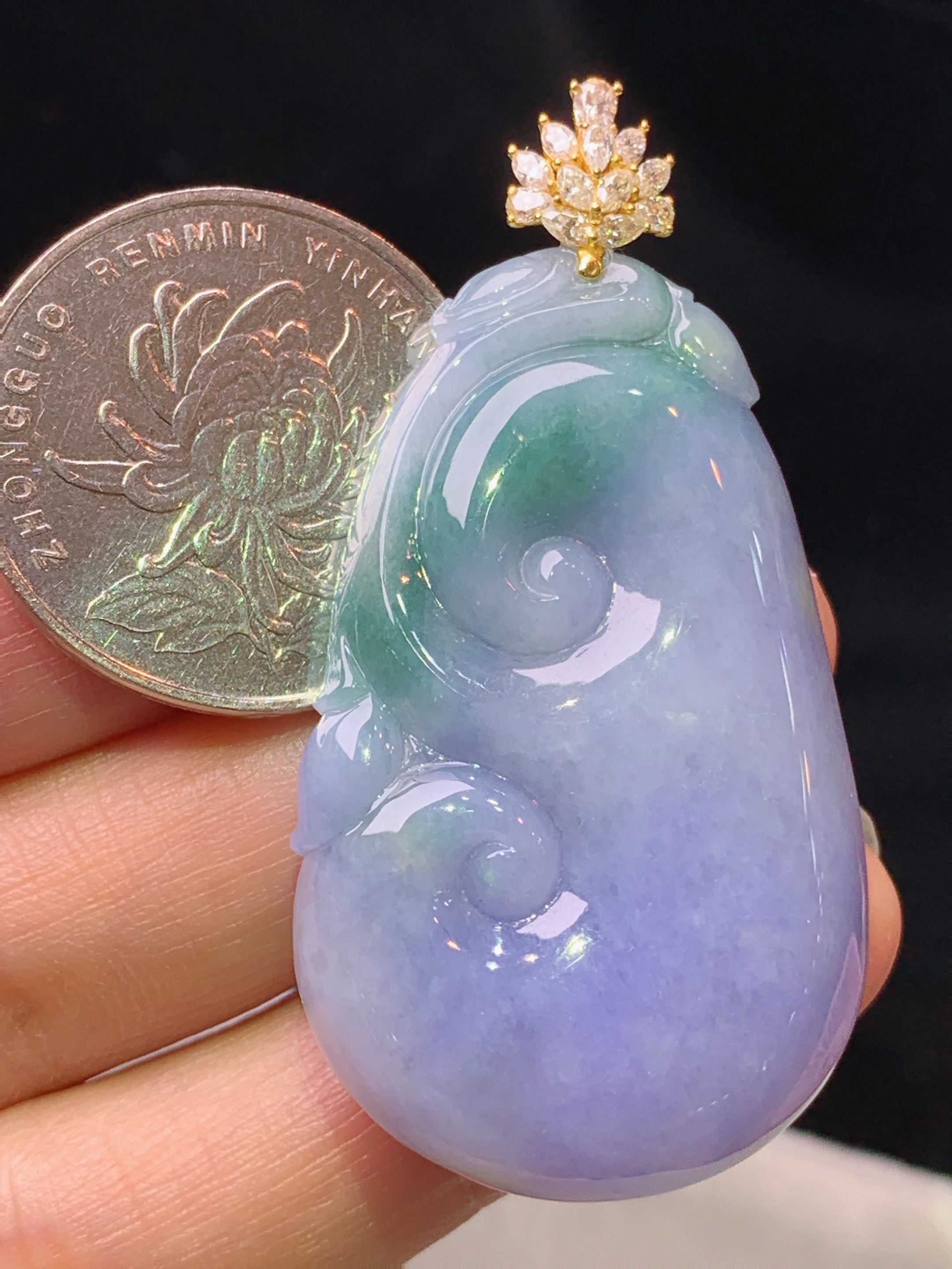 18k金钻镶嵌紫罗兰飘绿如意吊坠 玉质细腻 水润亮眼 色泽艳丽 整体尺寸51.3*26.6*7j1