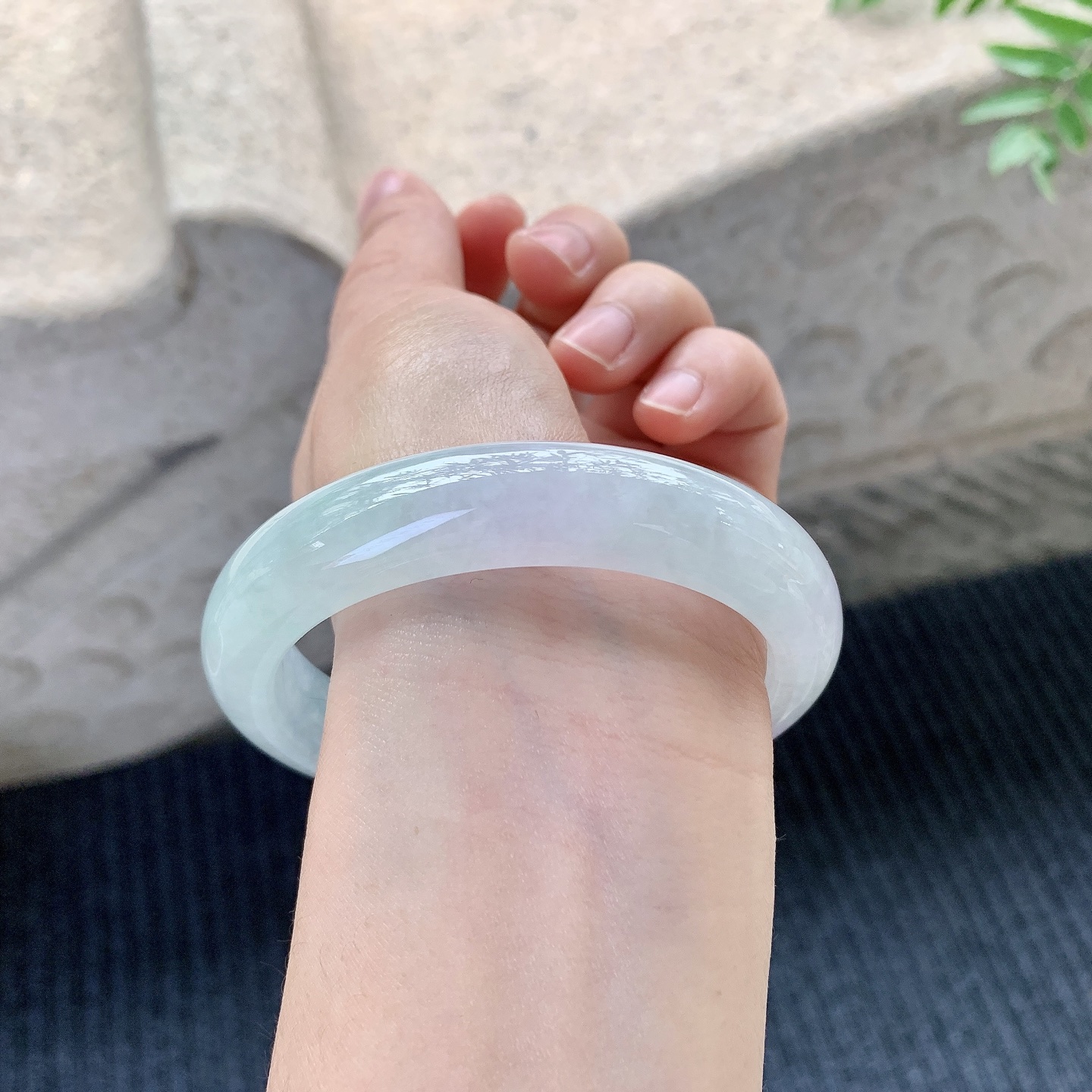 正圈59 60【圈口】60.7/13/9【编码】B2041369【描述】冰糯春彩，水润，种老，细腻，打灯有絮线