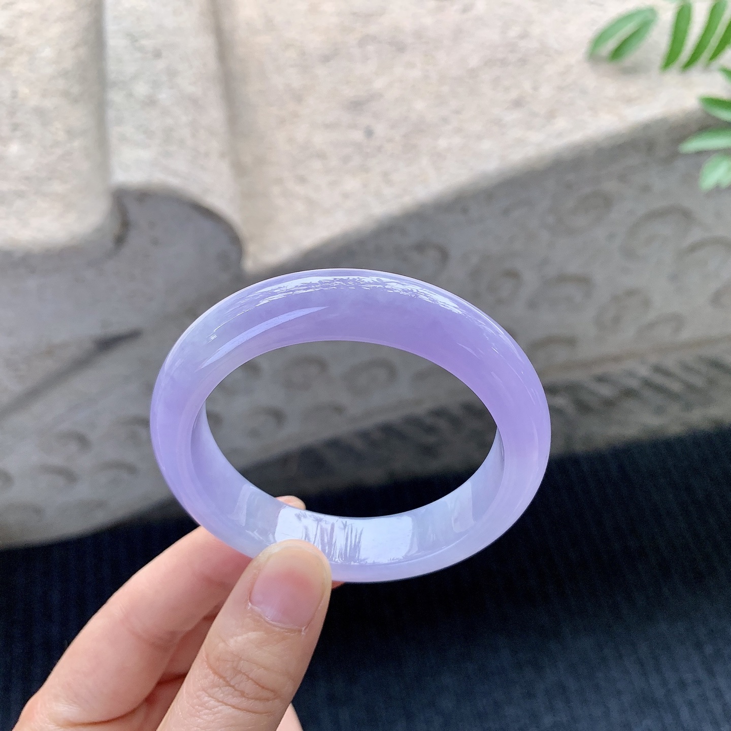 正圈50 51【圈口】51.8/12.3/8.2【编码】HT121403【描述】艳紫，水润，种老，细腻，有纹线