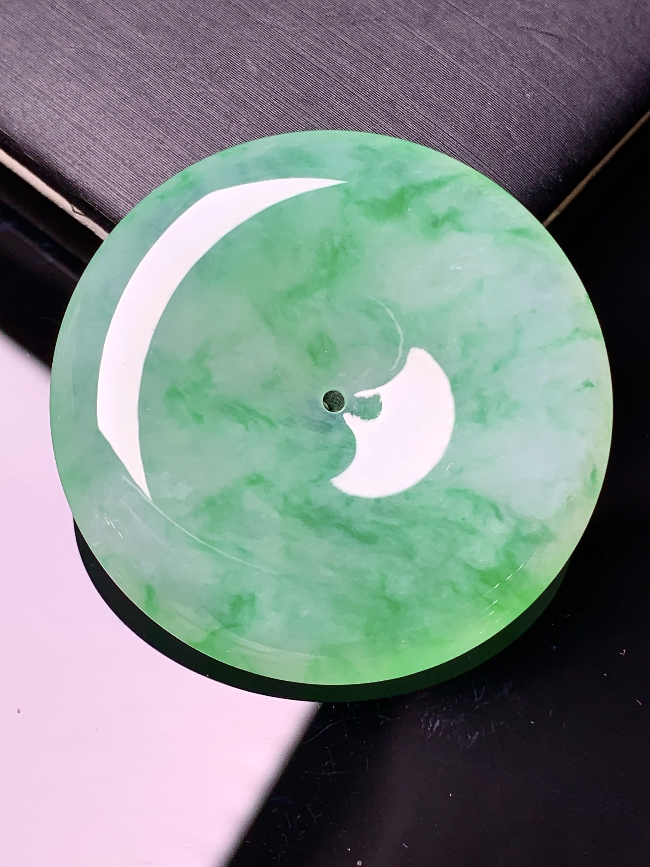 飘绿平安扣吊坠 玉质细腻 水润亮眼 色泽艳丽 整体尺寸36.2*6x1