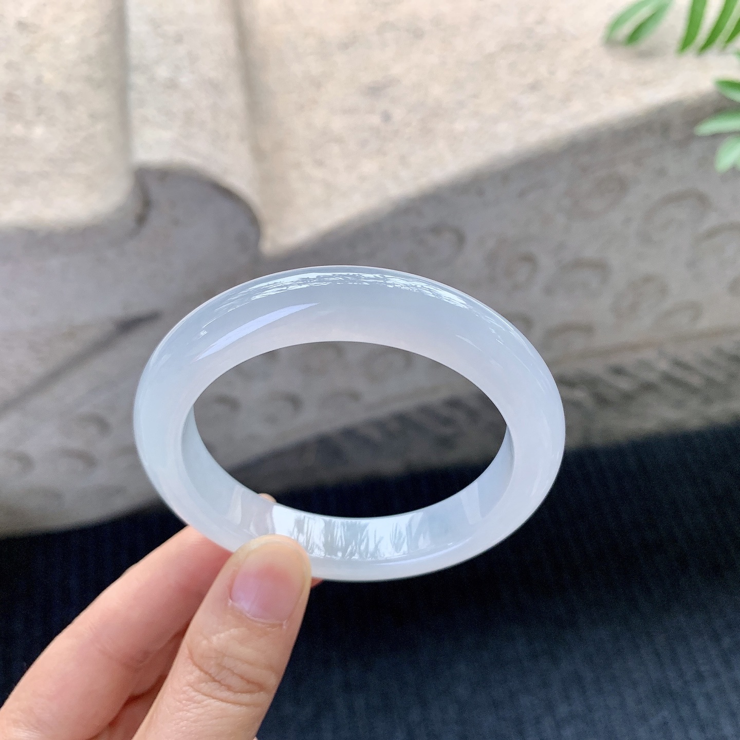 正圈53 54【圈口】54.6/11.4/8.8【编码】A1121423【描述】冰糯底色，水润，种老，细腻，打灯有棉根