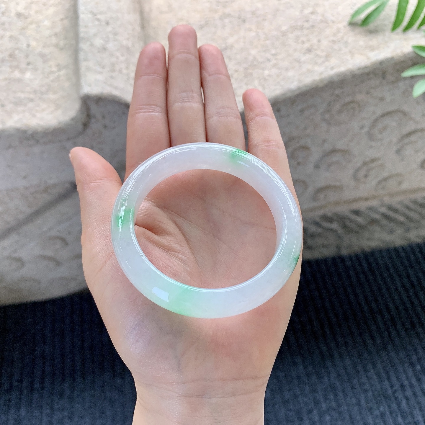 正圈51 52【圈口】52.8/11.5/8.3【编码】C5121415【描述】细糯飘绿，水润，种老，细腻，打灯有纹线