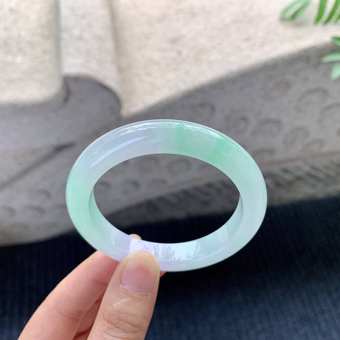 正圈50 51【圈口】51/9.8/8.2【编码】H1121419【描述】冰糯春彩，水润，种老，细腻，打灯有絮线