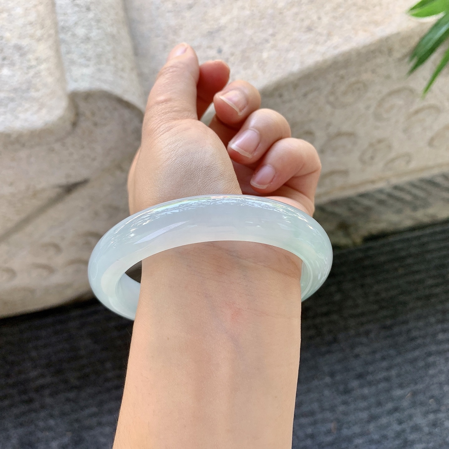 正圈62 63【圈口】63/13/9.4【编码】T1080902【描述】冰糯晴绿，清透，水润，种老，细腻，无裂