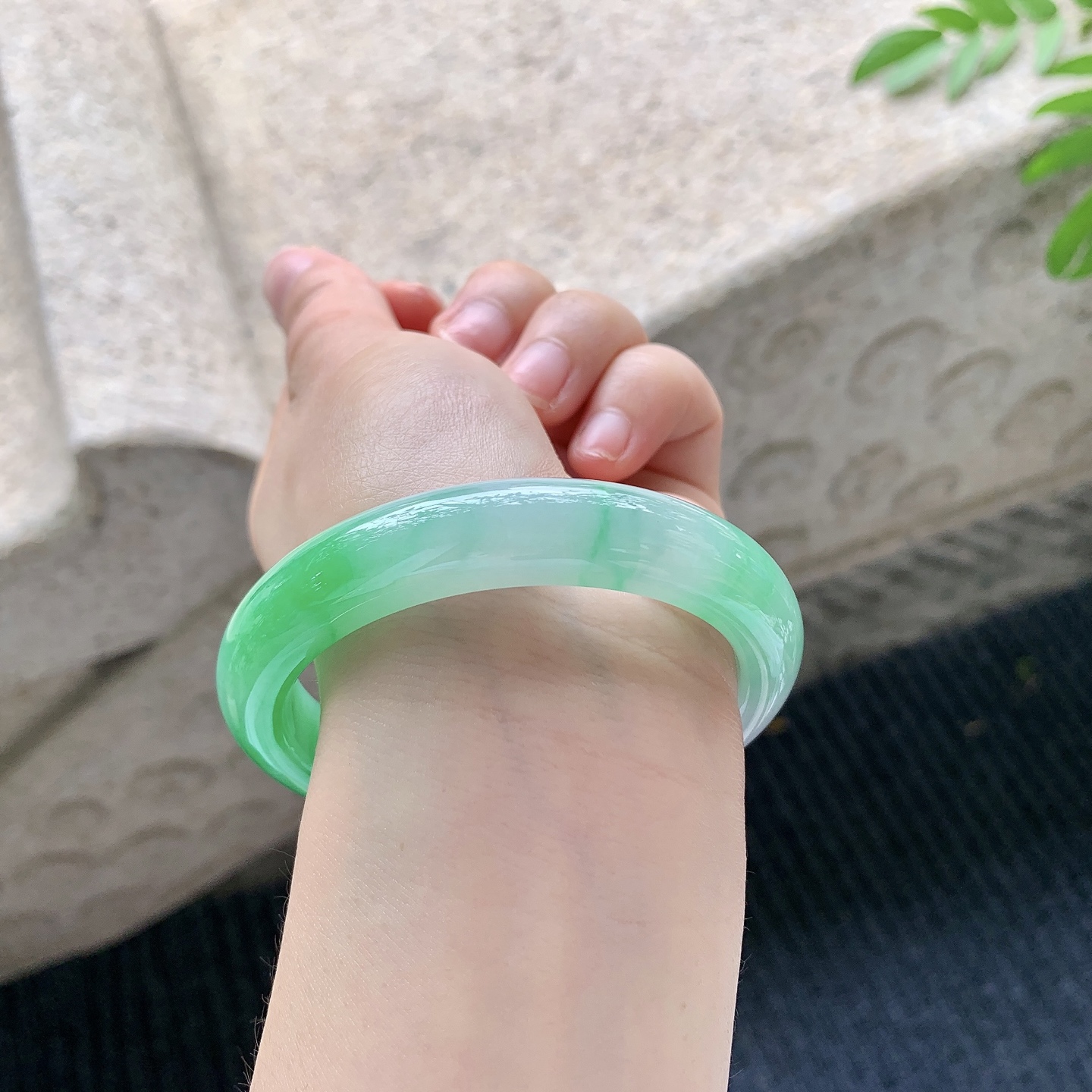 正圈55 56【圈口】56.2/11.7/8.5【编码】GH041542【描述】糯冰飘辣阳绿，水润，种老，细腻，无裂