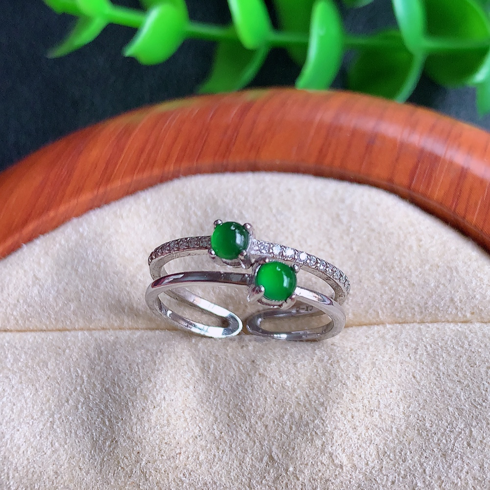 冰润满绿精美环形翡翠戒指  玉质细腻  冰清玉润  飘花灵动  颜色漂亮  W481.13  内径尺寸：17-6-3.6mm  裸石尺寸：3mm