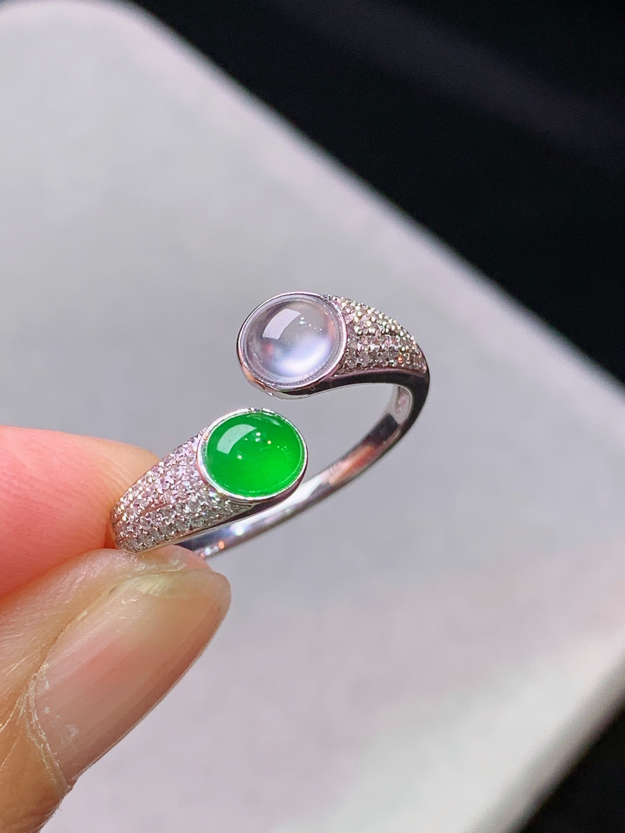 18k金钻镶嵌冰阳绿蛋面组合戒指 玉质细腻 水润亮眼 色泽艳丽 圈口13 裸石尺寸4.8*4.2*2