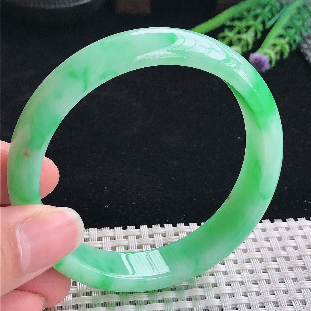 实拍A货翡翠61.5/14.2/8大圈口老坑精美冰润飘阳绿手镯翡翠珍藏玉镯平安镯