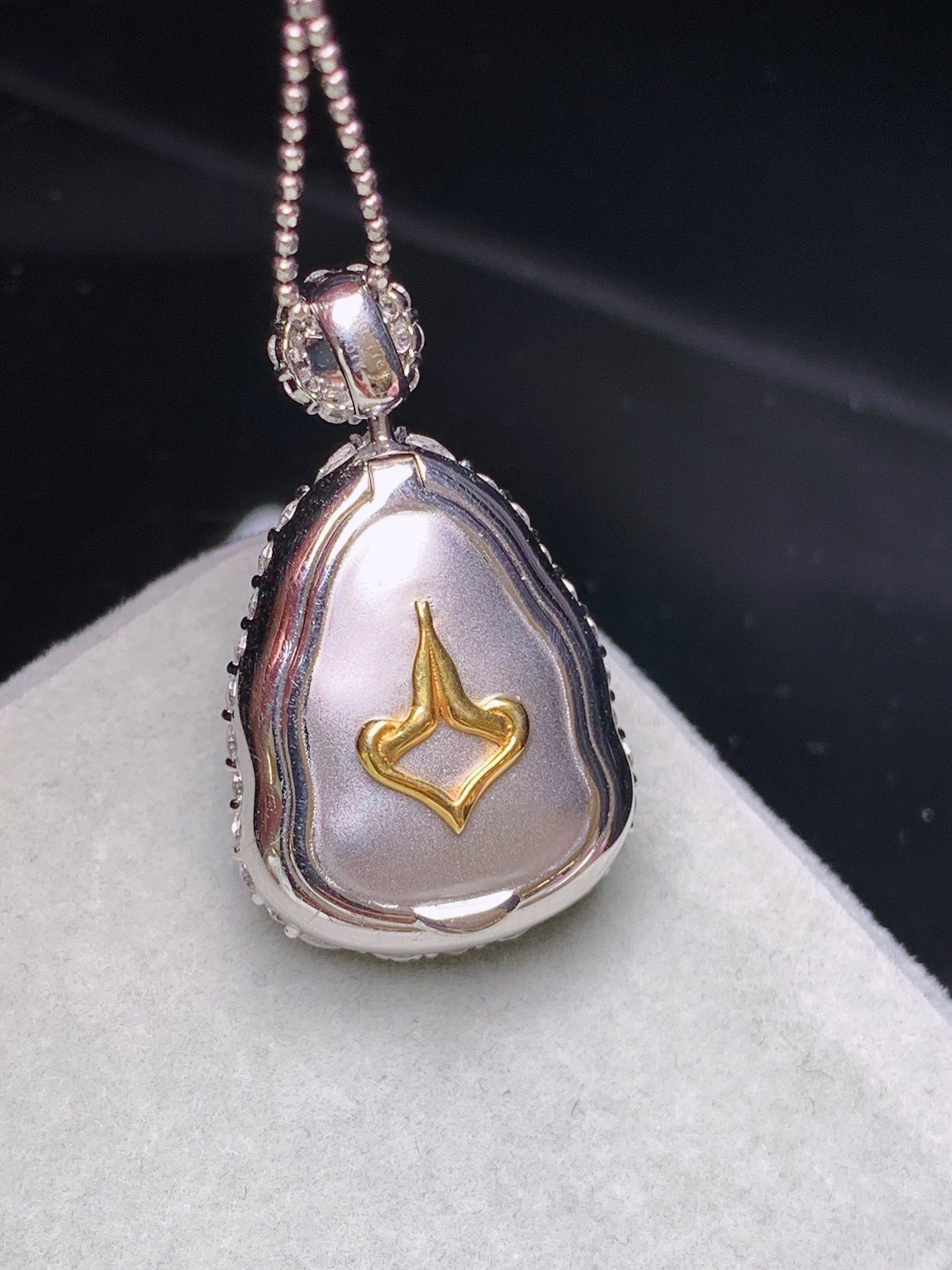 18k金钻镶嵌冰种宝宝佛公吊坠 玉质细腻 水润亮眼 色泽艳丽 整体尺寸28*16.8*9.8m5