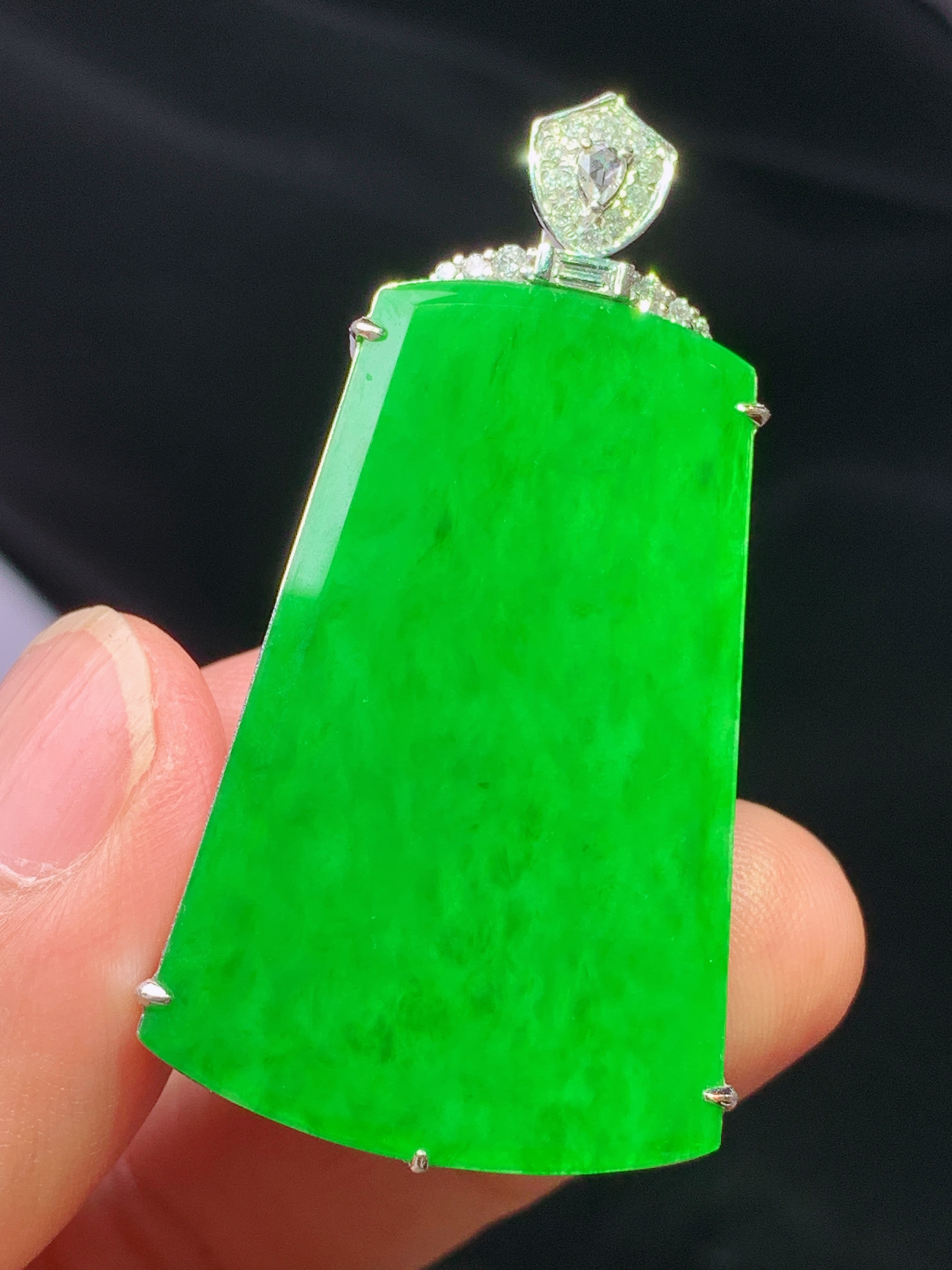 18k金钻镶嵌阳绿无事牌吊坠 玉质细腻 水润亮眼 色泽艳丽 整体尺寸48*25*9.2f1