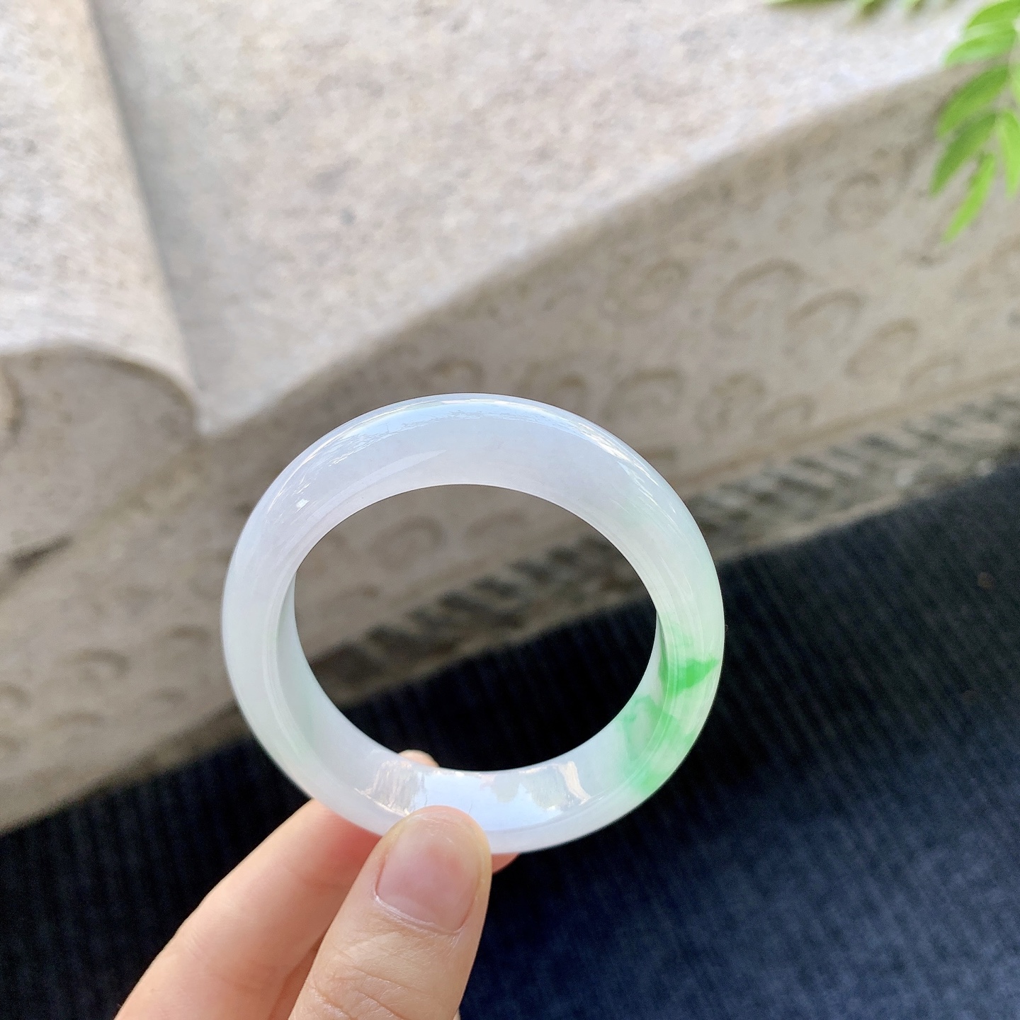 贵妃53 54【圈口】54.3/46.4/12/7.6【编码】C5031366【描述】糯冰飘阳绿，水润，种老，细腻，无裂