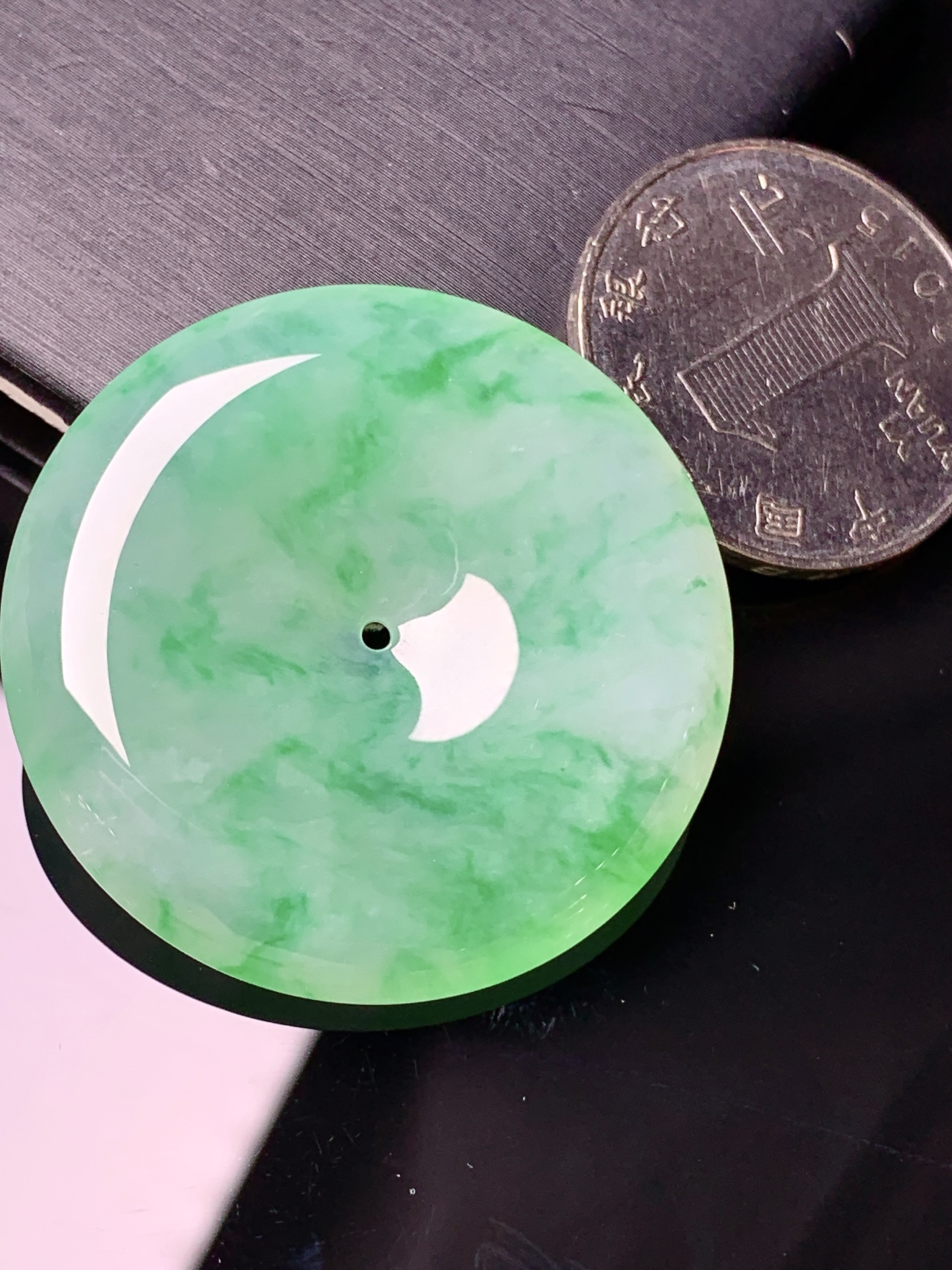 飘绿平安扣吊坠 玉质细腻 水润亮眼 色泽艳丽 整体尺寸36.2*6x1