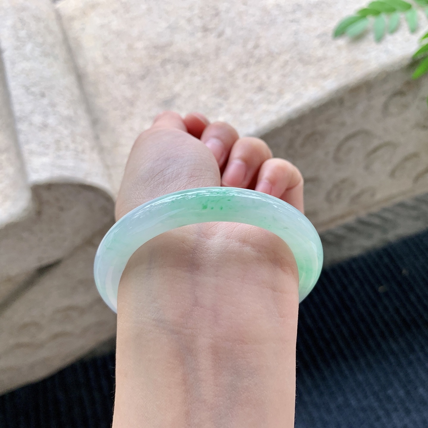 圆条50 51【圈口】51.4/9/9.1【编码】A2041508【描述】细糯飘绿，水润，种老，细腻，有纹线