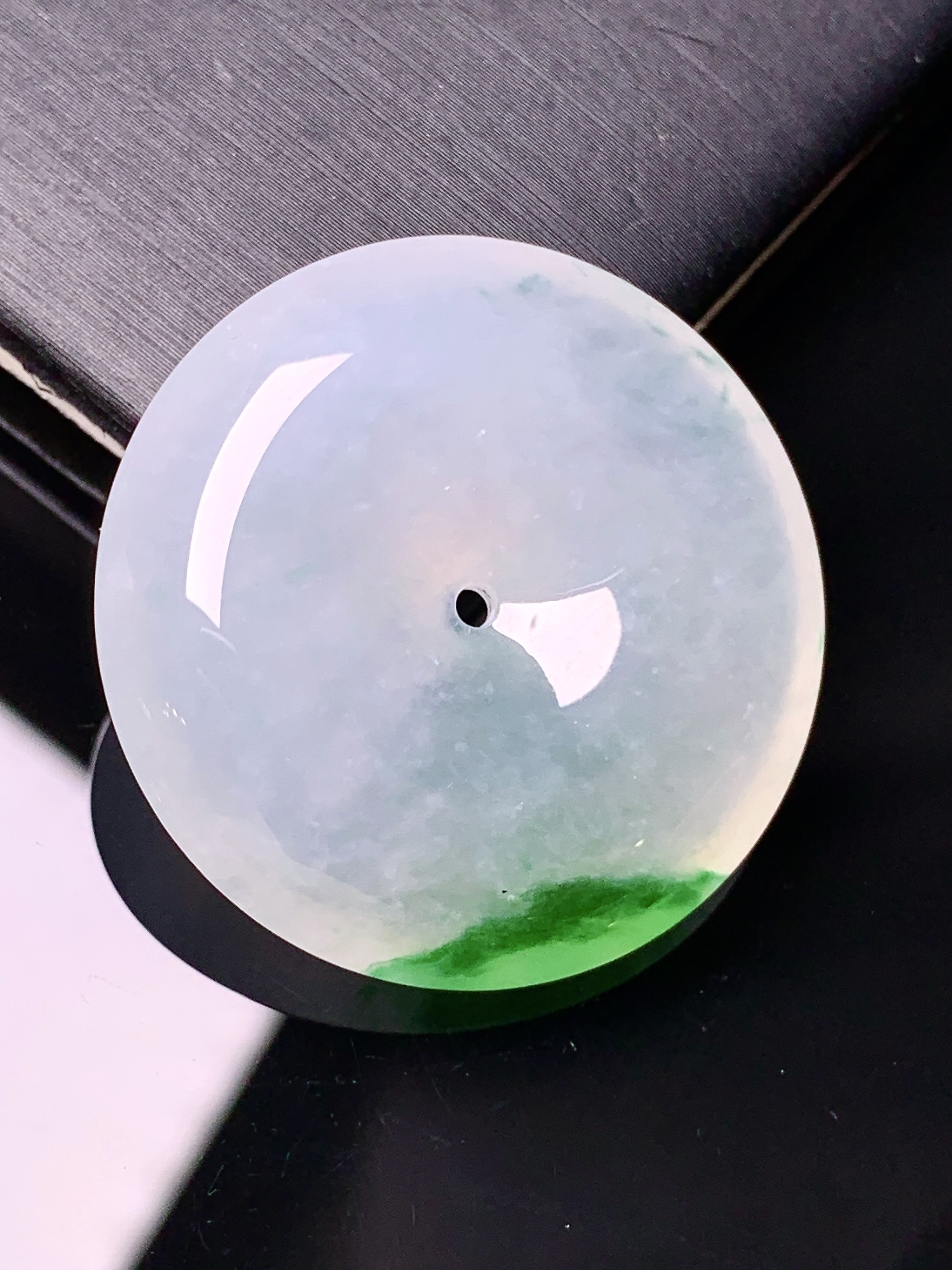 冰种飘绿平安扣吊坠 玉质细腻 水润亮眼 色泽艳丽 整体尺寸30.8*7.6x1